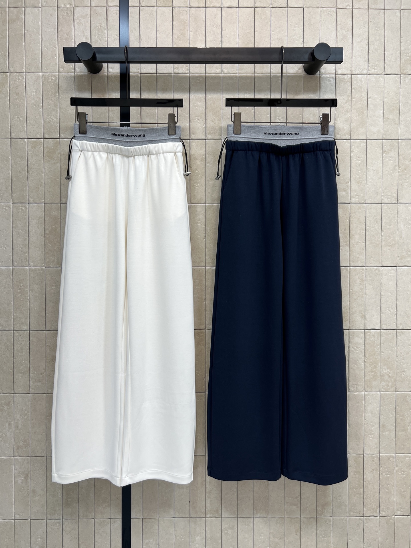 NO:736116,AW's new 26 early spring style wide-leg sweatpants with double waistband, contrasting elastic waist + elastic drawstring design, comfortable and practical, drapey fabric is light and breathable, perfect for spring and summer!  Loose, straight-leg trousers make your legs look slimmer and flattering. They can be easily worn for both commuting and leisure. Simple style that goes great with shirts, sweaters or T-shirts. It’s easy to create a high-end look!  Two colors and three codes Size/S-M-L, shirts, tees, t-shirt,19860909AW家26早春新款 双腰头阔腿卫裤 撞色松紧腰+松紧抽绳设计 舒适又实用 垂感面料轻盈透气 春夏穿超合适！宽松直筒裤型 显瘦修饰腿型 通勤休闲都能轻松驾驭 简约风格 搭配衬衫、针织衫或T恤都很出彩 轻松打造高级感穿搭！两色三码Size/S-M-L,,shirts,tees，t-shirt,,Women's clothing