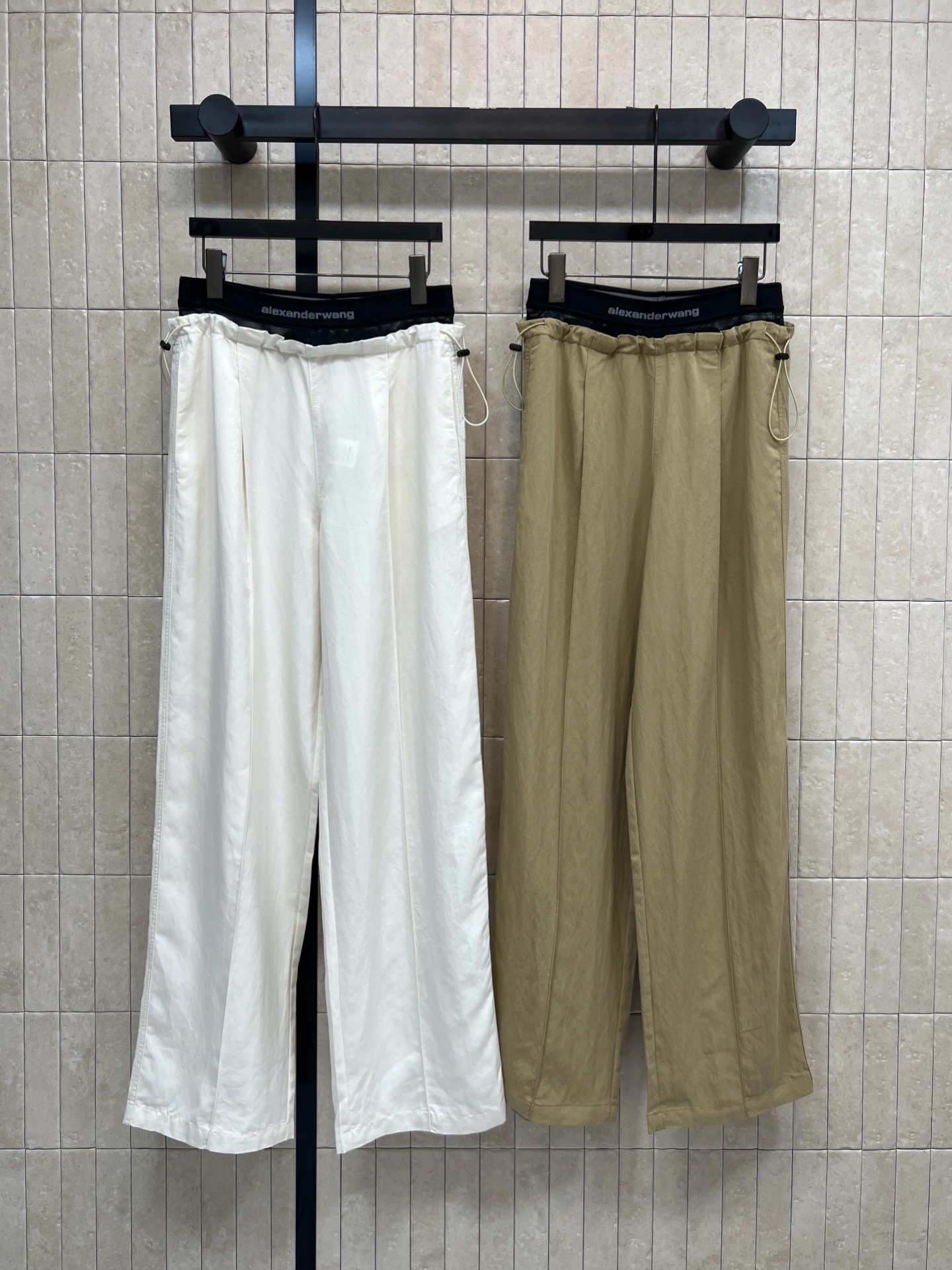 NO:736150,AW's 26 early spring new style double-waisted wide-leg pants, high-waisted design + light and breathable fabric, super comfortable to wear in summer!  The loose wide-leg version covers the crotch and makes you look slimmer. It is perfect for modifying the shape of your legs. It has a contrasting elastic waist and drawstring details at the waist. It is practical and has a sense of design. It can be easily used for commuting and leisure. The pants are of moderate length. Pair them with a short top or shirt. You can easily get a minimalist and high-end look!  Two colors and three codes Size/S-M-L,,shirts,19860909AW家 26早春新款 双腰阔腿裤 高腰设计+轻薄透气面料 夏天穿超舒服！宽松阔腿版型 遮胯显瘦 修饰腿型一绝 撞色睡松紧腰+腰部抽绳细节 实用又有设计感 通勤休闲都能轻松驾驭 裤长适中 搭配短上衣或衬衫 轻松get极简高级感穿搭！两色三码Size/S-M-L,,shirts,,Women's clothing