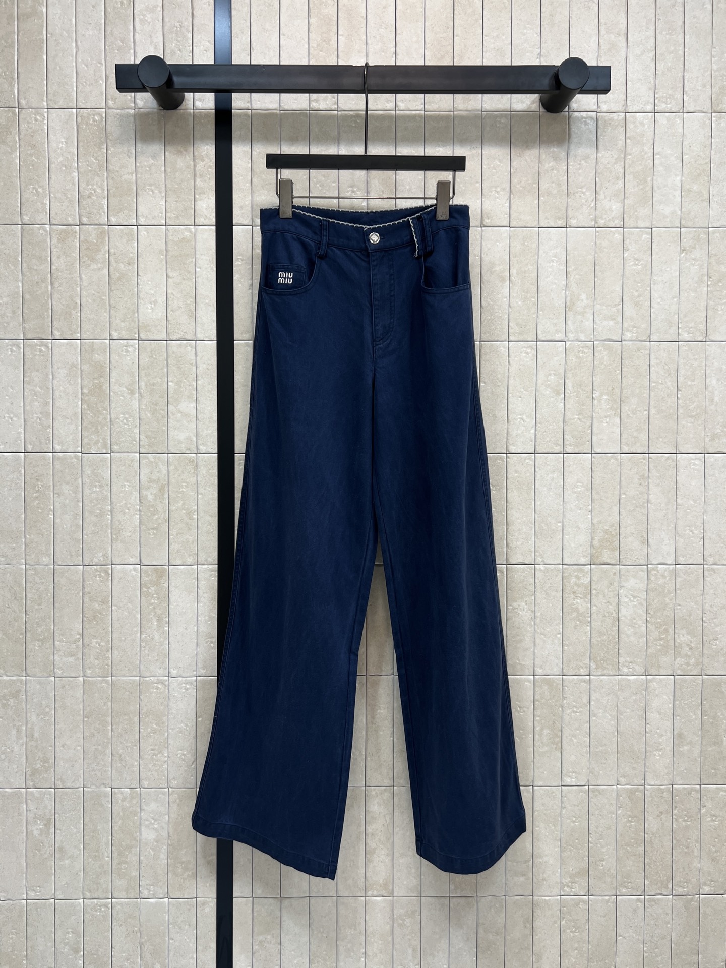 NO:736126,MIU's 26 early spring new style blue wide-leg pants, high-waisted lace design + loose straight cut, comfortable and long legs!  The fabric is soft and drapey. It can be easily used for daily commuting and leisure. The logo embroidery on the left front pocket is very recognizable. The details are perfect. The retro blue is versatile. It goes well with a short top or a sweater. It is easy to get a fashionable and relaxed look!  One color and three codes Size/S-M-L,,miumiu,19860909MIU家 26早春新款 蓝色阔腿裤 高腰蕾丝花边设计+宽松直筒剪裁 舒适又显腿长！面料柔软有垂感 日常通勤、休闲都能轻松驾驭 左前口袋的logo刺绣超有辨识度 细节满分 复古蓝色百搭 配短上衣或针织衫都很出彩 轻松get时髦松弛感穿搭！一色三码Size/S-M-L,,miumiu,,Women's clothing