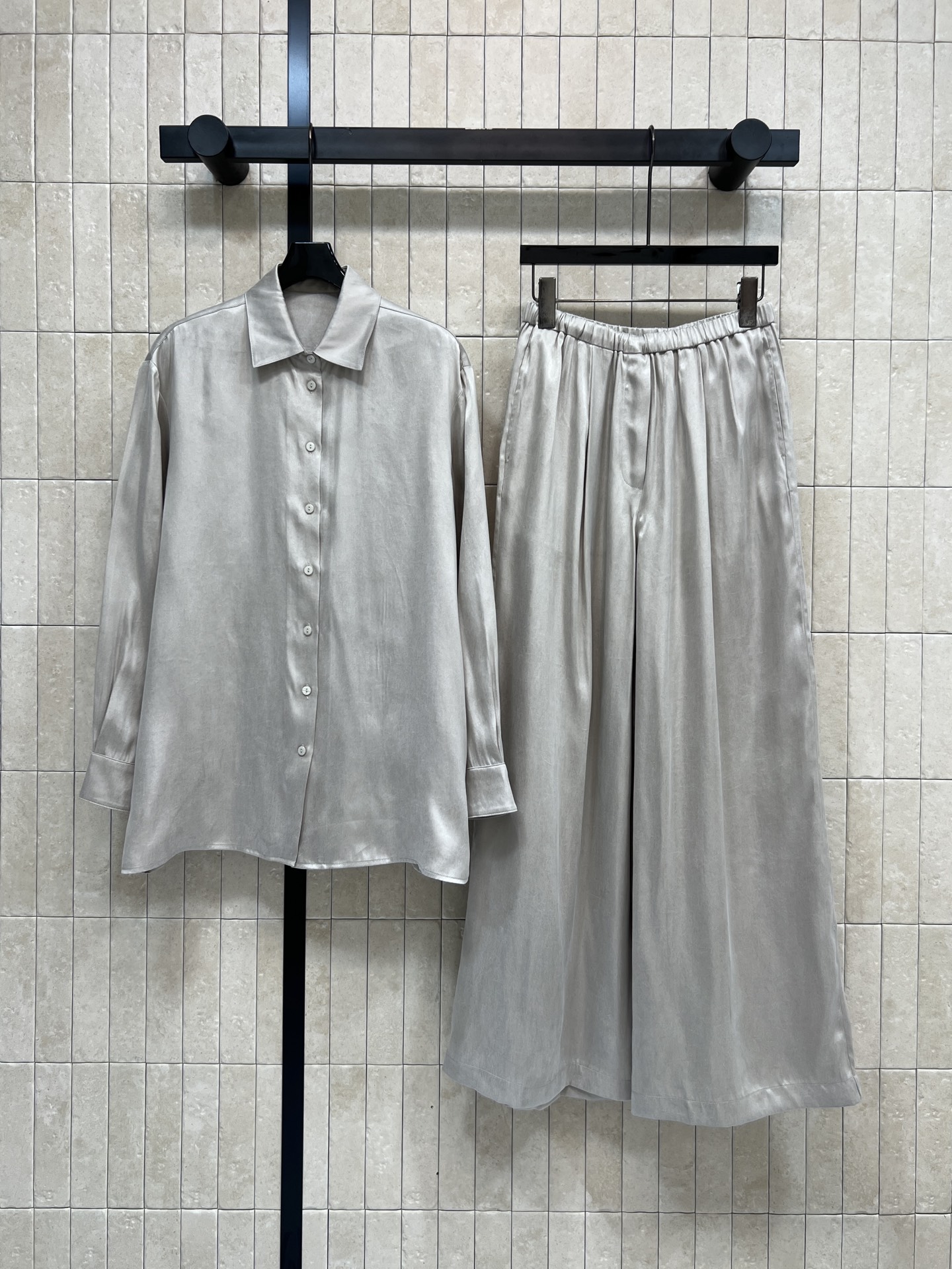 NO:736134,26 early spring new style Zhihe power-spun shirt suit, 68 lyocell fiber, 32 rayon, lapel shirt + high-waisted wide-leg pants. Customized fabric feels smooth and delicate, super comfortable to wear!  Low-key and elegant, simple lapels + straight fit. It can be easily worn in daily life when commuting. It is very suitable for spring and summer. It is easy to get a high-end look!  Three colors and three sizes Size/S-M-L,,shirts,1986090926早春新款 之禾电力纺衬衫套装 68莱赛尔纤维 32人丝 翻领衬衫+高腰阔腿裤 定制面料手感柔滑细腻 穿着超舒适！低调优雅 简约翻领+直身版型 一套搭配通勤日常都能轻松驾驭~春夏穿超合适 轻松get高级感穿搭！三色三码 Size/S-M-L,,shirts,,Women's clothing