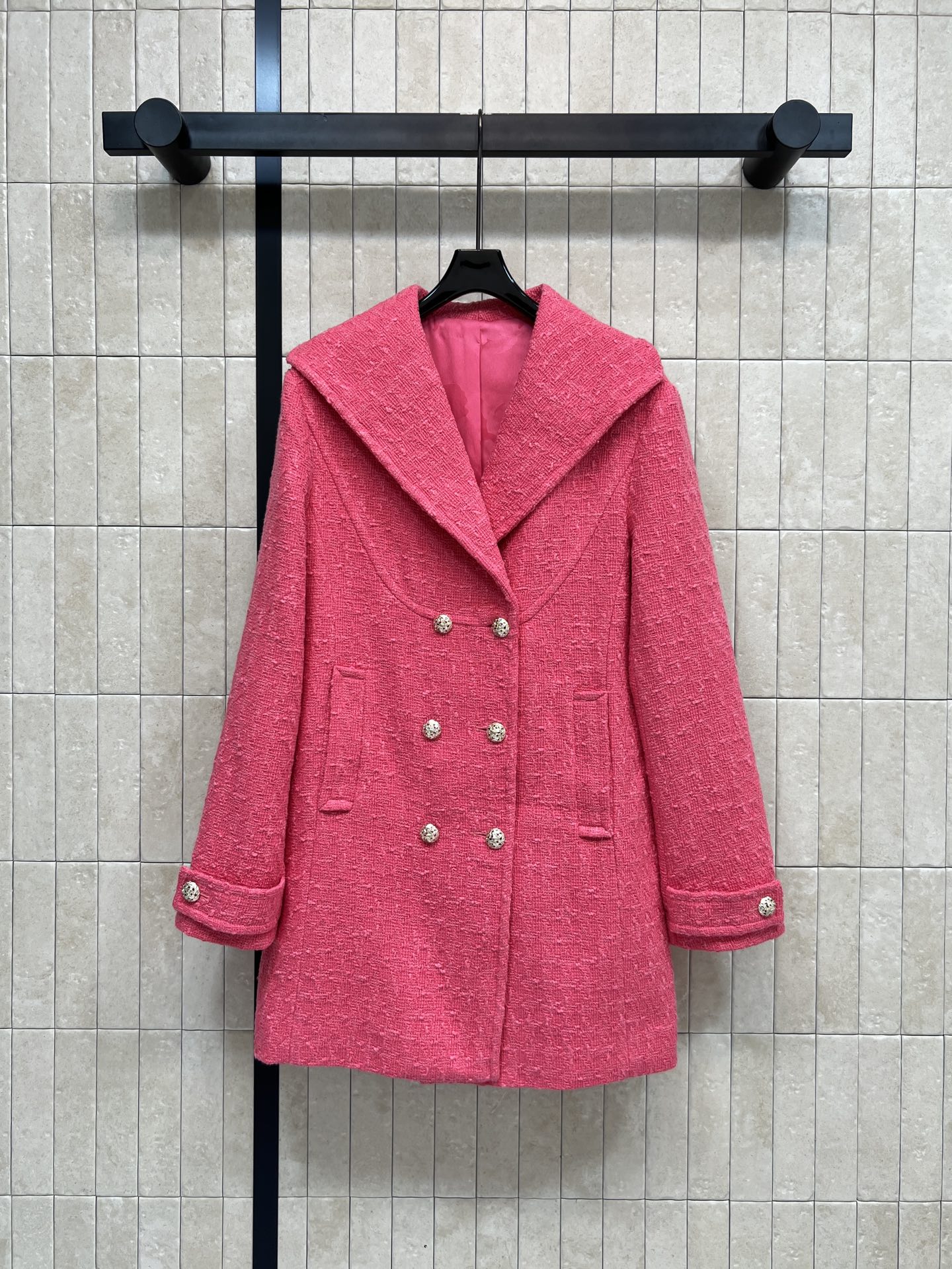 NO:736147,New style for early spring 26. Tweed V-neck jacket. Classic double-breasted design. Metal buttons are embellished with exquisite details. The tweed material is warm and textured. The rose red/dark blue tone is super eye-catching. It can easily create an American hottie style or festive atmosphere. Loose cut. Comfortable and fashionable. It goes well with skirts or high-waisted pants in early spring. It can easily be used in many occasions!  Two colors and three codes Size/S-M-L,,skirts,jackets & coats,1986090926早春新款 粗花呢V领外套 经典双排扣设计 金属纽扣点缀细节精致 粗花呢材质保暖又有质感 玫红/深蓝色调超吸睛 轻松打造美式辣妹风或节日氛围感穿搭 宽松剪裁 舒适又时髦 早春 季节搭配裙装或高腰裤都很出彩 轻松驾驭多种场合！两色三码Size/S-M-L,,skirts,jackets & coats,,Women's clothing