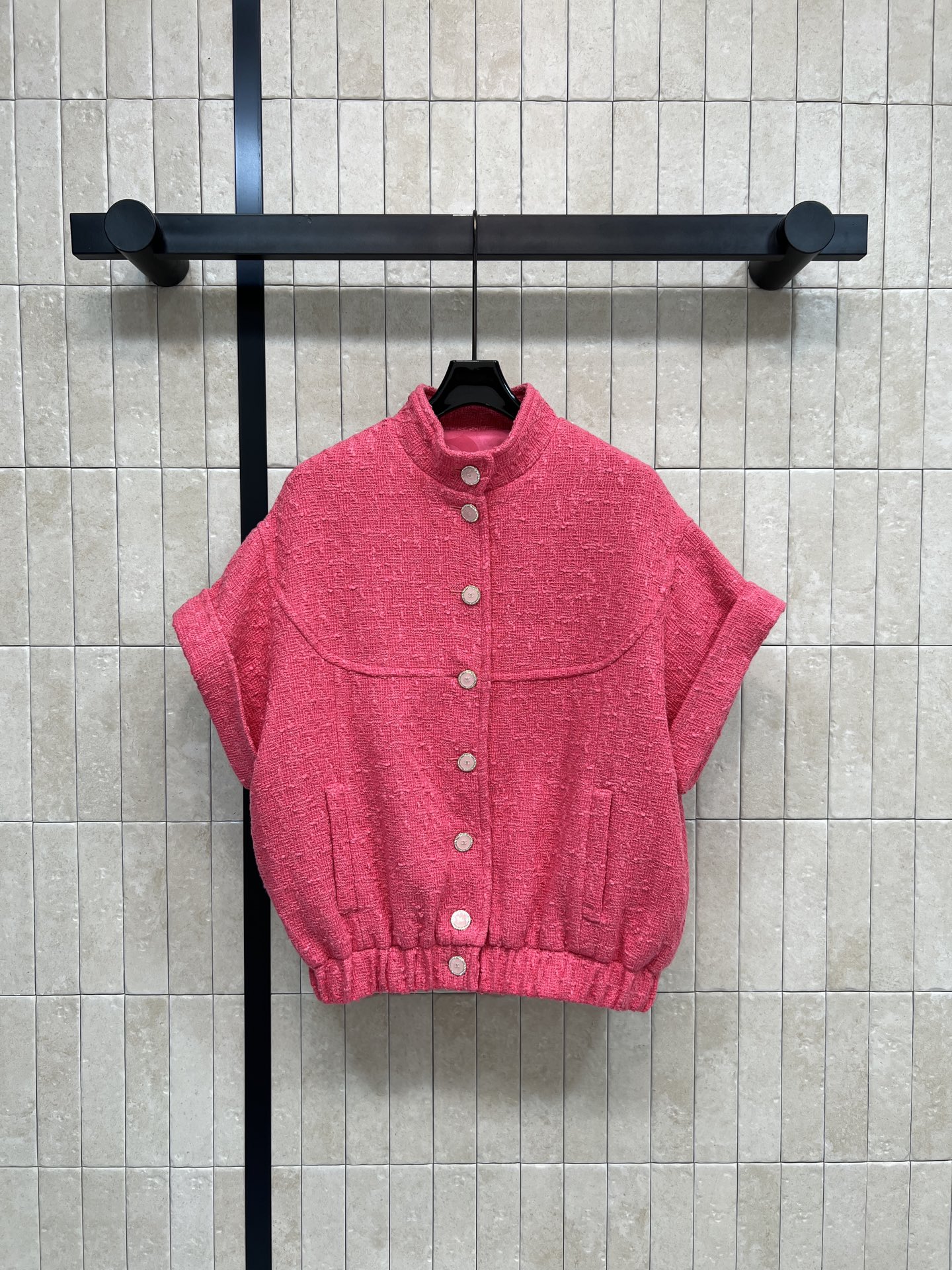 NO:736139,26 new early spring tweed short-sleeved jacket made of classic tweed material, thick and textured, retro and fashionable, short-sleeved + stand-up collar design, perfect for spring and summer!  Large front pocket + metal button, practical and detailed. Elasticized hem. Comfortable to wear and not easy to deform. Pair with light or neutral color bottoms to easily create a dynamic daily look. Two colors and three codes, Size/S-M-L,, jackets & coats, T-shirt,1986090926早春新款 粗花呢短袖外套 采用经典粗花呢材质 质感厚实有纹理 复古又时髦 短袖+立领设计 春夏穿超合适！正面大口袋+金属纽扣 实用又有细节感 下摆松紧收口 穿着舒适不易变形 搭配浅色或中性色下装 轻松打造活力日常造型 两色三码Size/S-M-L,,jackets & coats,T-shirt,,Women's clothing