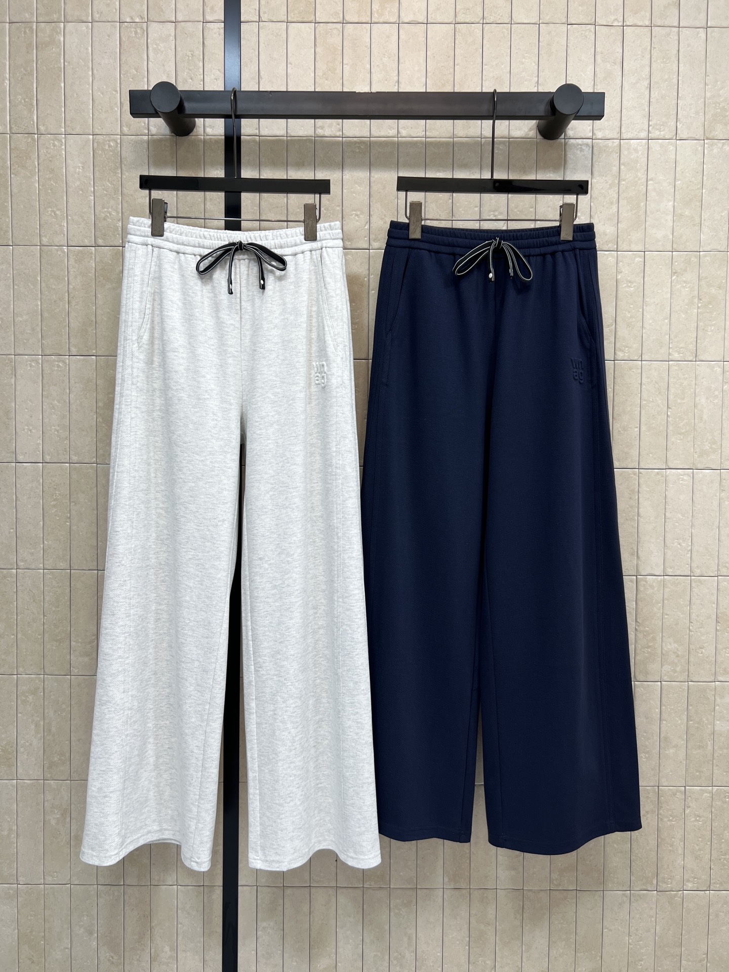 NO:738280,AW's 26 spring and summer new style drawstring waisted wide-leg sweatpants. Light and breathable. Loose straight fit. High waist + drawstring. Easily adjustable. Slimming and lengthening of legs. Soft and skin-friendly fabric. Good drape. Friendly for pear-shaped or small people ~ perfect for laziness. OK for daily leisure or sports. Looks great with T-shirts, sweatshirts and shirts. Simple and fashionable. Comfortable and practical. A must-have for relaxed wear!  Two colors and three sizes Size/S-M-L,,hoodie,sweatshirts,shirts,tees,t-shirt,19860909AW家 26春夏新款 抽绳收腰阔腿卫裤 轻盈透气 宽松直筒版型 高腰+抽绳 松紧随心调节 显瘦又显腿长 面料柔软亲肤 垂感好 梨型身材或小个子都友好~慵懒感满分 日常休闲或运动都OK 随手搭T恤、卫衣、衬衫都很出彩 简约又时髦 舒适实用 松弛感穿搭必备！两色三码 Size/S-M-L,,hoodie,sweatshirts,shirts,tees，t-shirt,,Women's clothing