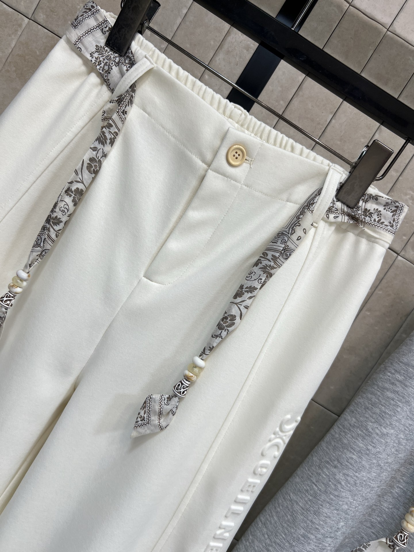 CE家 26春夏新款 丝巾腰带阔腿卫裤 浮雕logo细节+复古花纹丝巾腰带装饰 复古又时髦 垂坠感面料超
