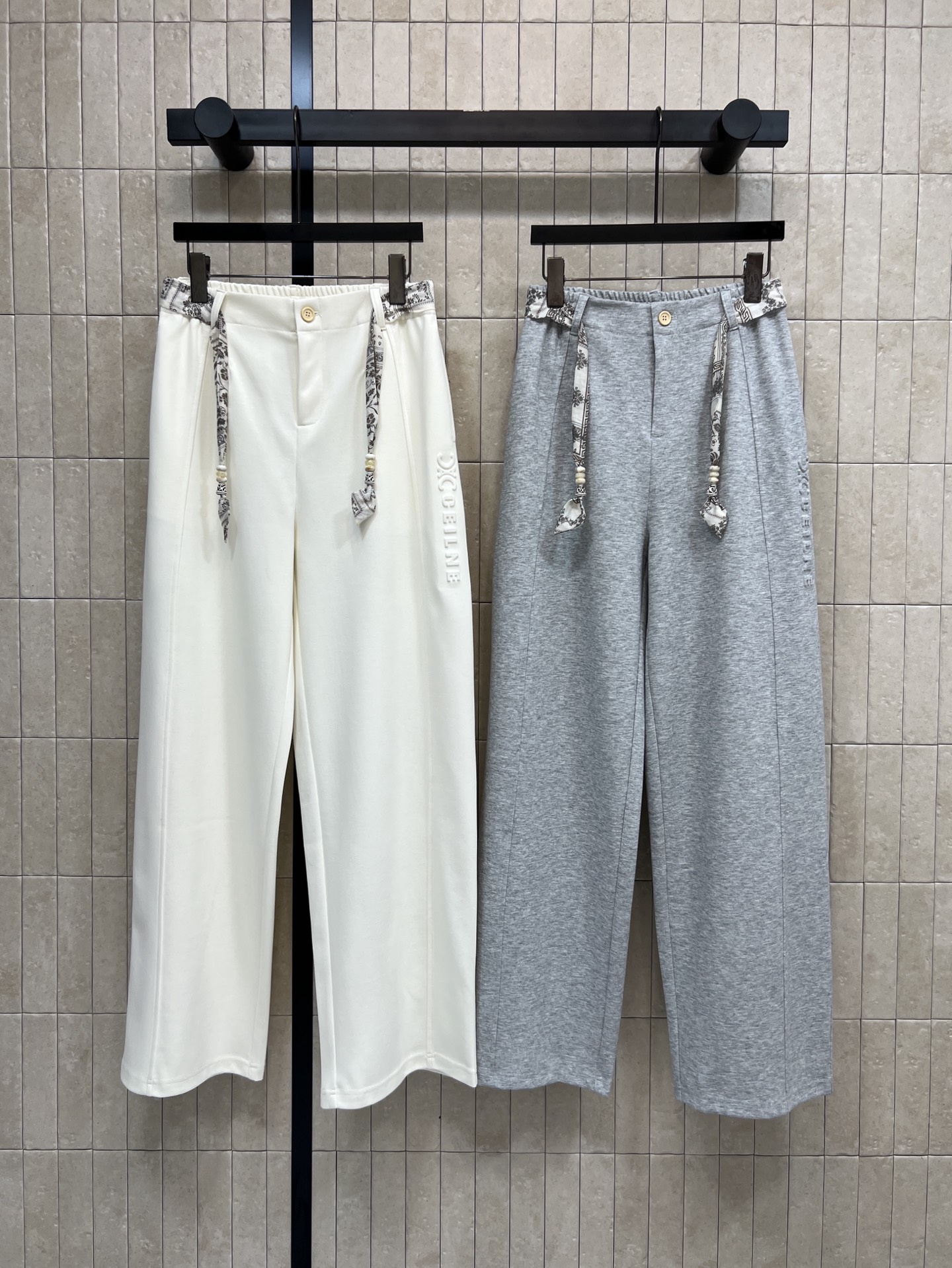 NO:738286,CE Home 26 new spring and summer style wide-leg sweatpants with scarf belt, embossed logo details + retro pattern silk scarf belt decoration, retro and fashionable, drapey fabric that shows leg length, loose fit, comfortable and slim, suitable for all body types, full of elegant temperament, easy to control for daily commuting and leisure, paired with knitted sweaters or shirts, easy to get a lazy and high-end feel, two colors and three sizes, Size/S-M-L,, shirts,19860909CE家 26春夏新款 丝巾腰带阔腿卫裤 浮雕logo细节+复古花纹丝巾腰带装饰 复古又时髦 垂坠感面料超显腿长 宽松版型舒适显瘦 适合各种身材 优雅气质满分 日常通勤、休闲都能轻松驾驭 搭配针织衫或衬衫 轻松get慵懒高级感 两色三码Size/S-M-L,,shirts,,Women's clothing