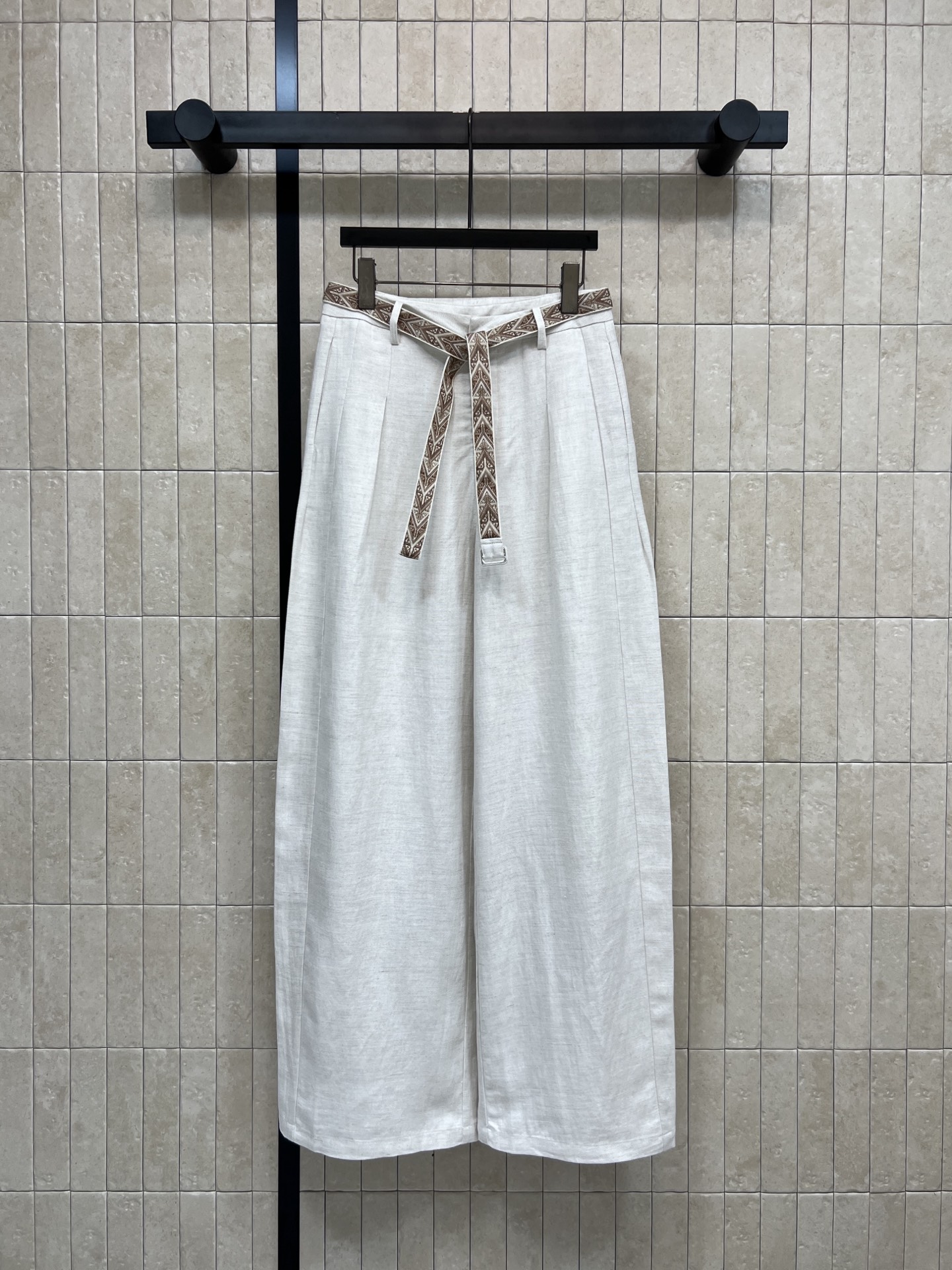 NO:738291,26 spring and summer new style linen wide-leg pants with belt decoration, customized linen material, breathable and comfortable, perfect for summer!  High waist + retro patterned belt decoration, fashionable and detailed. Straight wide-leg version has good drape. It shows the length of legs and covers the flesh. White is versatile. It can be easily used for commuting, vacation and daily life. Pair it with T-shirt, shirt or knitted cardigan to easily get a lazy and high-end look!  One color, three sizes Size/S-M-L,,shirts,tees,t-shirt,1986090926春夏新款 腰带装饰亚麻阔腿裤 定制亚麻材质 透气又舒适 夏天穿超合适！高腰+复古花纹腰带装饰 时髦又有细节感 直筒阔腿版型 垂感好 显腿长还遮肉 白色百搭 通勤、度假、日常都能轻松驾驭～搭配T恤、衬衫或针织开衫 轻松get慵懒高级感穿搭！一色三码 Size/S-M-L,,shirts,tees，t-shirt,,Women's clothing