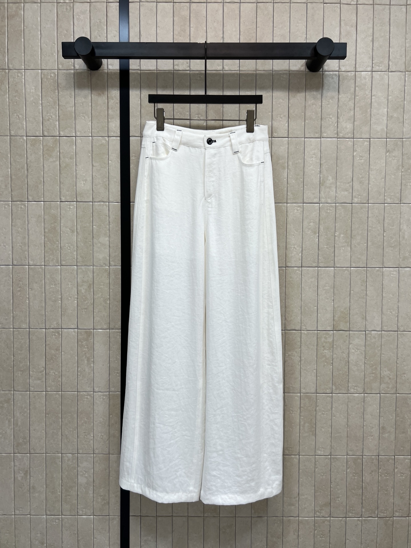 NO:738297,26 spring and summer new style white high-waisted wide-leg pants design, loose straight fit, great drape, modify the shape of the legs and make the legs look longer!  The fabric is soft and breathable, super comfortable to wear in spring and summer, white and versatile, can be worn with T-shirts, shirts, sweatshirts, can be worn for commuting and leisure, Korean simple style, slim and versatile, looks good with daily clothes, refreshing, fashionable and casual, one color and three sizes Size/S-M-L,,hoodie,sweatshirts,shirts,tees,t-shirt,1986090926春夏新款 白色高腰阔腿裤设计 宽松直筒版型 垂感超赞 修饰腿型又显腿长！面料柔软透气 春夏穿超舒服 白色百搭 随便配T恤、衬衫、卫衣都OK 通勤休闲都能穿 韩系简约风 显瘦又百搭 日常搭衣服很好看 清爽又时尚休闲 一色三码 Size/S-M-L,,hoodie,sweatshirts,shirts,tees，t-shirt,,Women's clothing