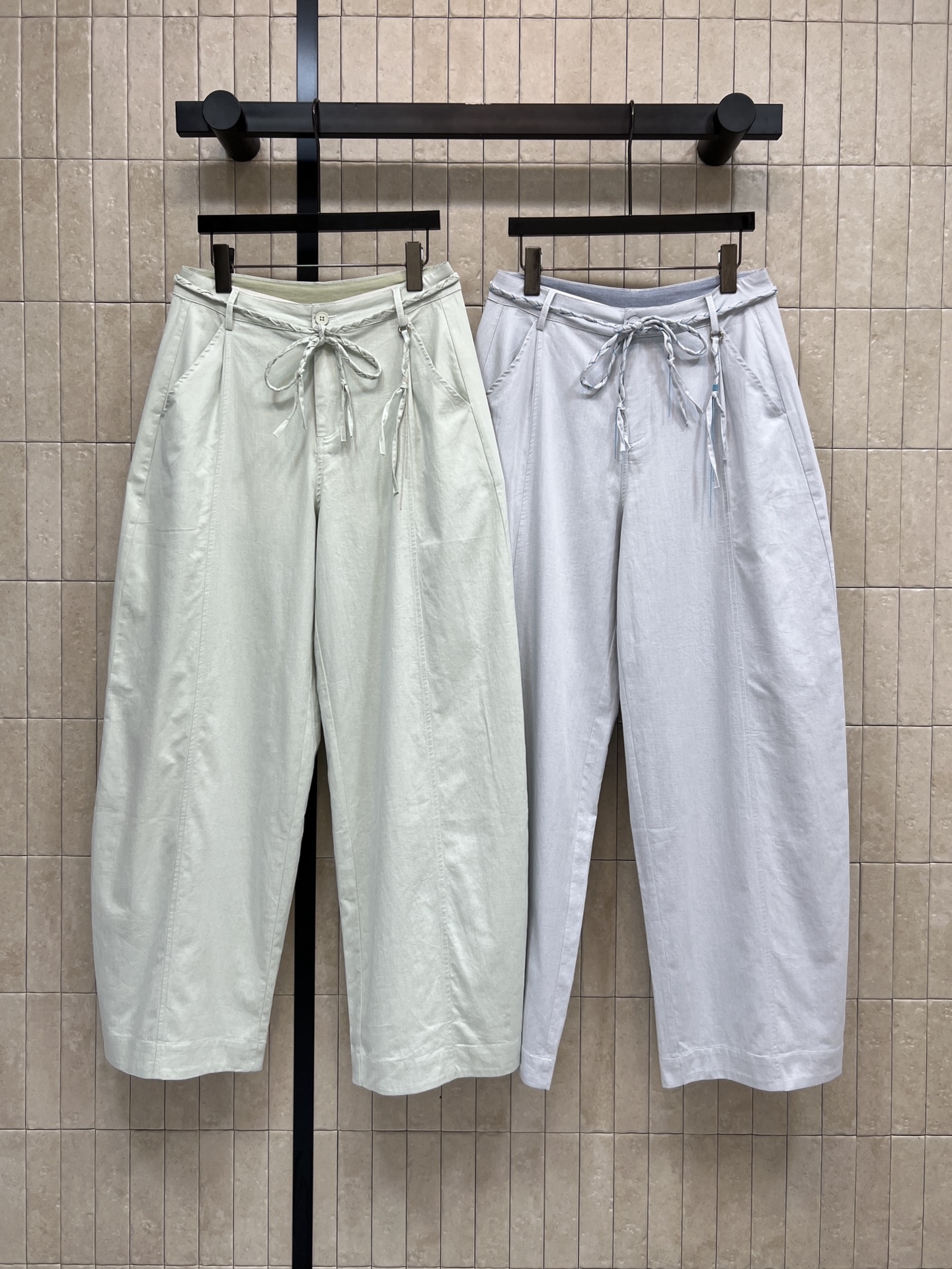 NO:738301,26 new spring and summer Korean style drawstring loose casual pants are made of light and breathable cotton blended fabric, super comfortable to wear in summer!  High waist + braided lace decoration, modified waistline and flexible, loose straight version is super friendly to the leg shape, covers the flesh and makes you look slimmer, low saturation light green/light blue, fresh and natural, can be easily used for daily commuting and leisure, very versatile with T-shirts or shirts~ Two colors and three sizes Size/S-M-L,, shirts, tees, t-shirt,1986090926春夏新款 韩系抽绳宽松休闲裤 采用轻薄透气棉混纺面料 夏天穿超舒服！高腰+编织系带装饰 修饰腰线又灵活 宽松直筒版型对腿型超友好 遮肉显瘦 低饱和浅绿色/浅蓝色 清新自然 日常通勤、休闲都能轻松驾驭 搭配T恤或衬衫都很百搭哦~两色三码 Size/S-M-L,,shirts,tees，t-shirt,,Women's clothing