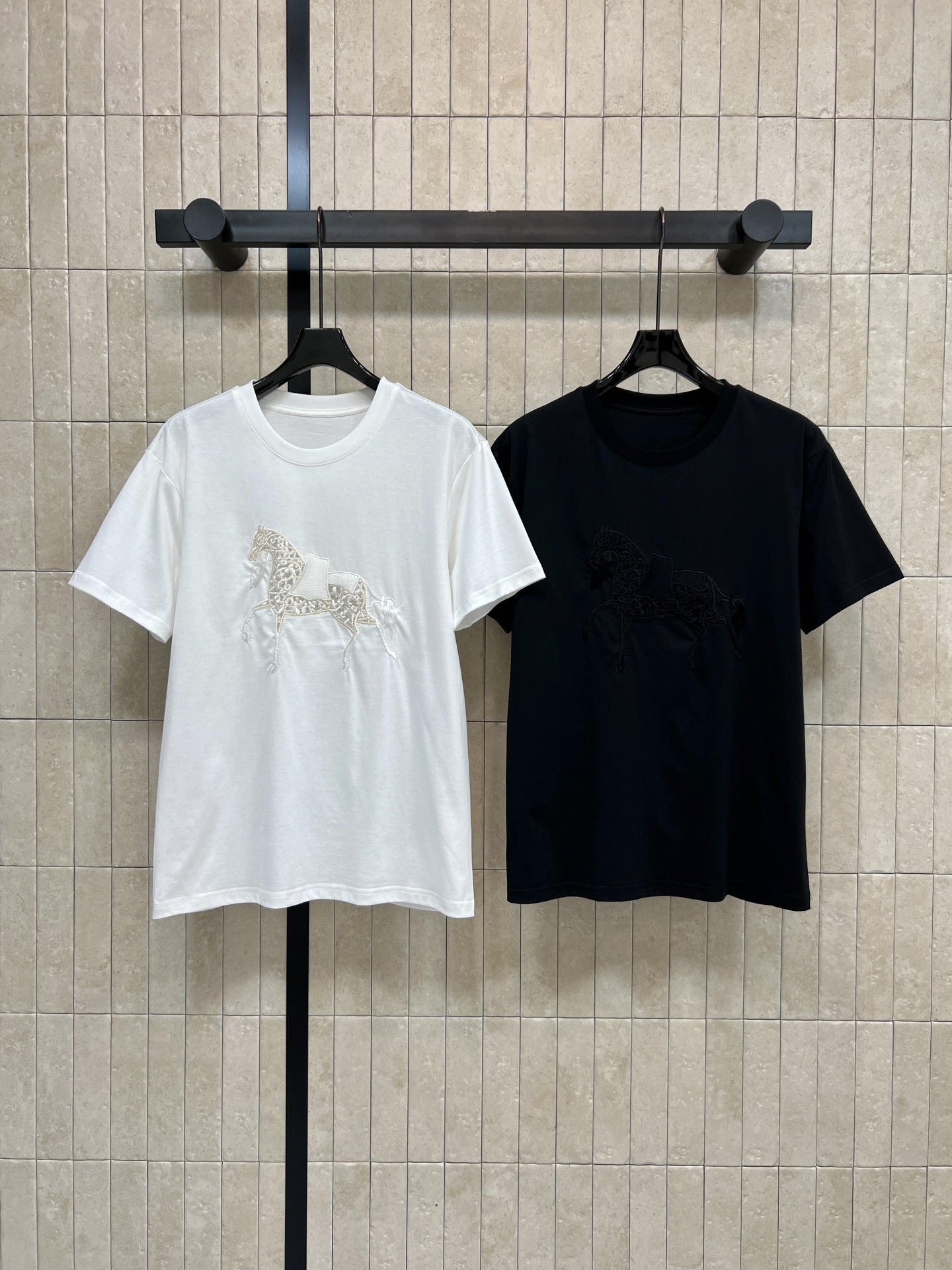 NO:738305,New spring and summer 26 horse pattern embroidered short-sleeved T-shirt, perfect for spring and summer!  Horse pattern embroidery on the front is retro and niche. It has a full sense of design. It has a loose fit and accommodates a variety of body shapes. It can be worn with jeans or casual pants easily. It is easy to get the gentle Korean style ~ it can be worn daily, in cafes and outdoors. It is practical and personalized!  Two colors and three codes Size/S-M-L,,jeans,T-shirt,tees,t-shirt,1986090926春夏新款 马图案刺绣短袖T恤 春夏穿超合适！正面马图案刺绣 复古又小众 设计感满满 宽松版型 包容多种身材 随便搭牛仔裤or休闲裤都很OK 轻松get韩系温柔风~日常、咖啡馆、户外都能穿 实用又有个性！ 两色三码Size/S-M-L,,jeans,T-shirt,tees，t-shirt,,Women's clothing