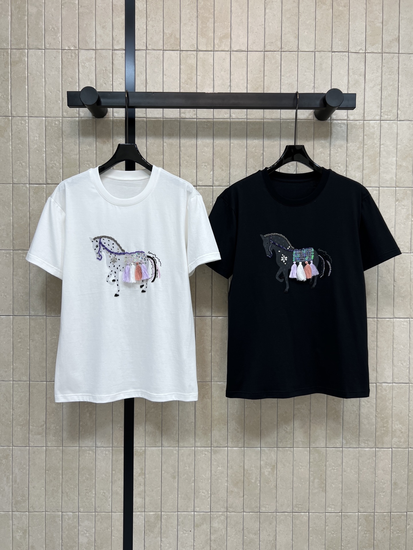 NO:738309,New spring and summer 26 horse pattern embroidered short-sleeved T-shirt, perfect for spring and summer!  Horse pattern embroidery on the front + colorful tassels, retro and niche, full of design, loose fit, tolerant of various body types, can be worn casually with jeans or casual pants, easy to get the gentle Korean style ~ can be worn daily, in cafes, and outdoors. Practical and personalized!  Two colors and three codes Size/S-M-L,,jeans,T-shirt,tees,t-shirt,1986090926春夏新款 马图案刺绣短袖T恤 春夏穿超合适！正面马图案刺绣+彩色流苏 复古又小众 设计感满满 宽松版型 包容多种身材 随便搭牛仔裤or休闲裤都很OK 轻松get韩系温柔风~日常、咖啡馆、户外都能穿 实用又有个性！ 两色三码Size/S-M-L,,jeans,T-shirt,tees，t-shirt,,Women's clothing