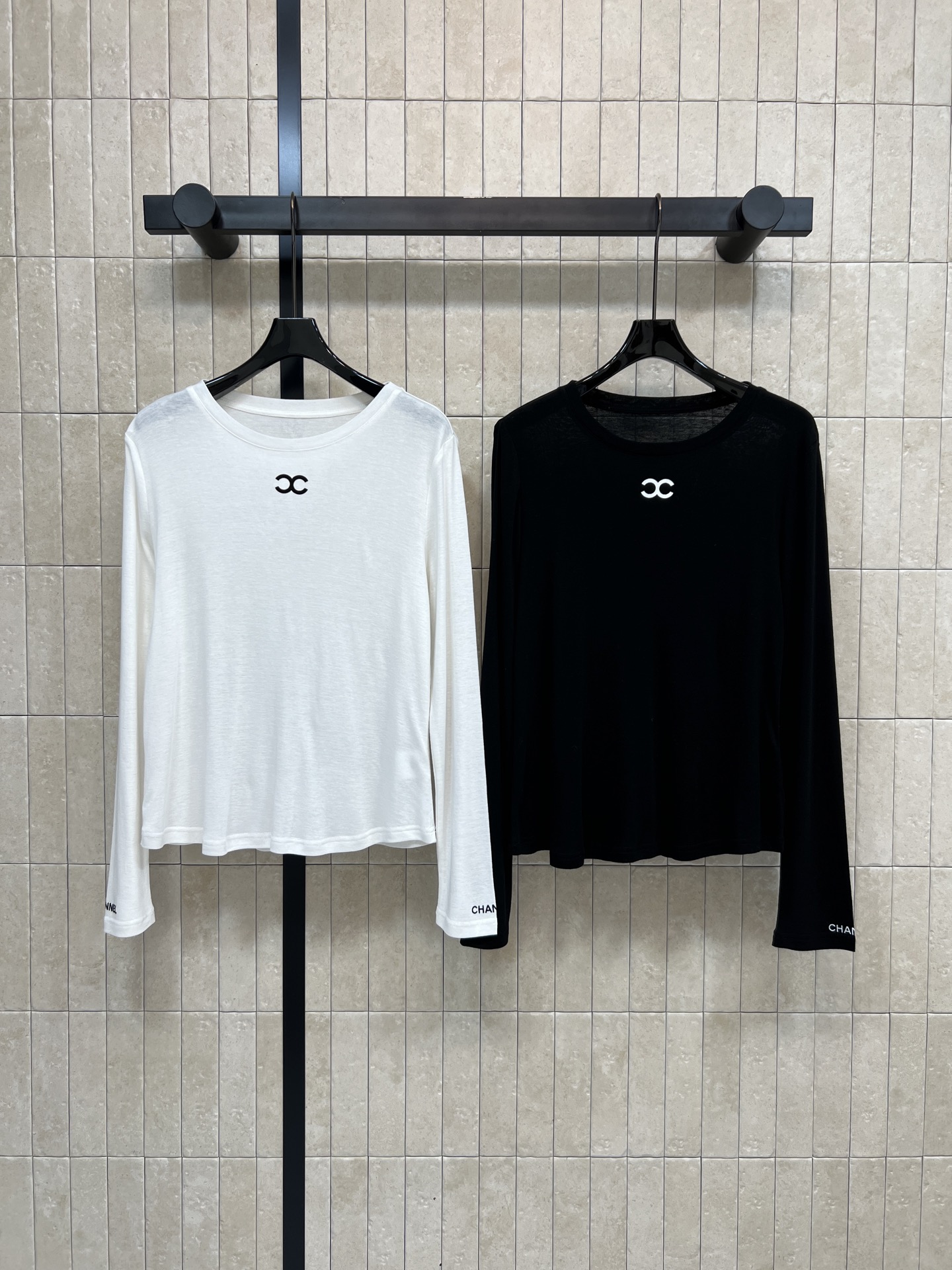 NO:738313,26 spring and summer new logo long-sleeved T-shirt. The collar and cuffs have the brand logo. Full marks for details. Simple and basic style is best to match. Loose and casual style. The upper body is casual and casual. It is good for daily matching. It has a relaxed and high-end sophistication. The upper body can be sweet or cool. It can be worn for commuting, dating and daily life. It can be worn alone or as an inner layer. Two colors and three sizes, Size/S-M-L, tees, t-shirt,1986090926春夏新款 logo长袖T恤 领口.袖口有品牌logo标识 细节满分 简洁基础款反而最好搭配 宽松休闲版型 上身休闲随性 日常随缘搭配都很不错 有一种松弛的高级精致感 上身可甜可酷 通勤、约会、日常都能穿 单穿or内搭都OK 两色三码Size/S-M-L,,tees，t-shirt,,Women's clothing