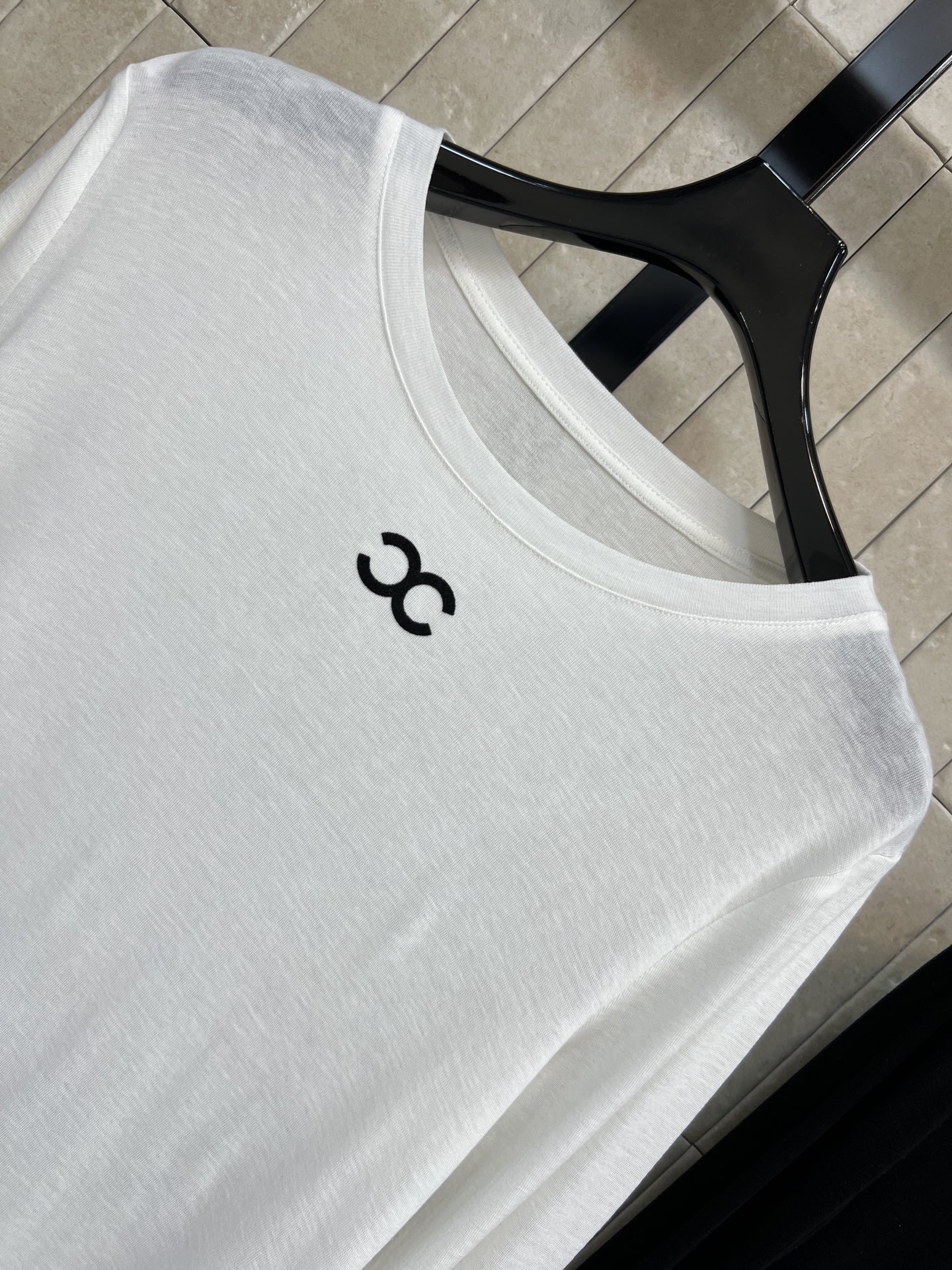 26春夏新款 logo长袖T恤 领口.袖口有品牌logo标识 细节满分 简洁基础款反而最好搭配 宽松休闲