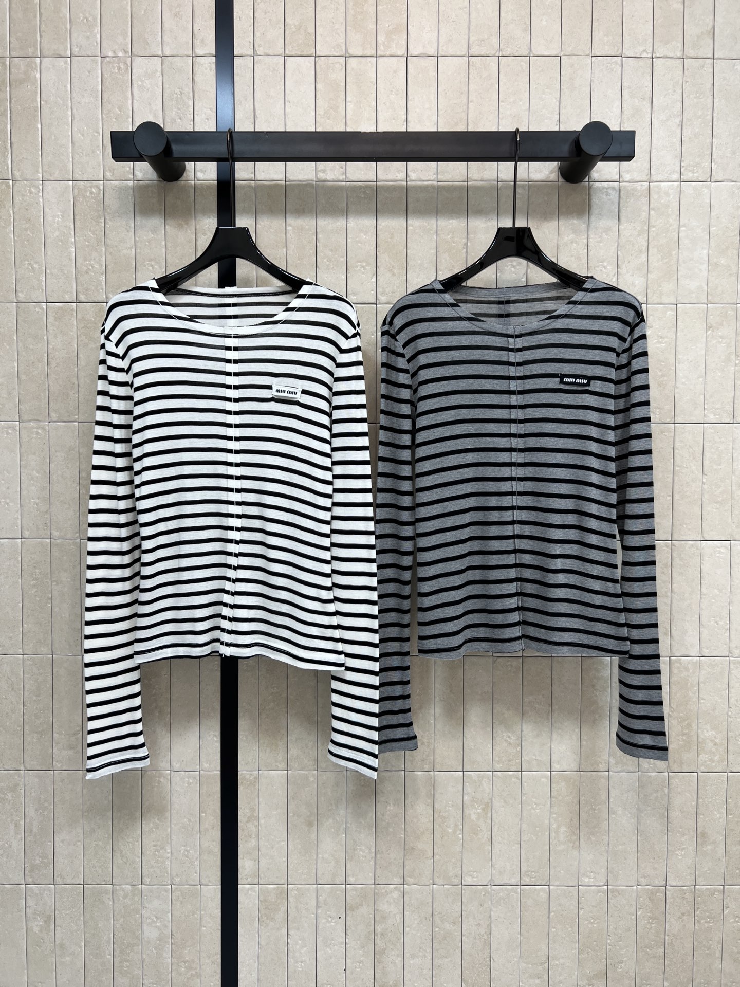 NO:738317,MIU Home 26 new spring and summer striped long-sleeved T-shirt, black and white classic stripes, simple and versatile, light and thin fabric, breathable and comfortable, perfect for spring and autumn!  Loose fit + round neck design, easy to carry with a casual and lazy style. Small logo plate on the chest is embellished with perfect details to enhance recognition. It can be easily used for daily commuting and leisure. Pair it with jeans or wide-leg pants to easily get a Korean style relaxed look ~ Two colors and three codes Size/S-M-L,,miumiu,jeans,tees,t-shirt,19860909MIU家 26春夏新款 条纹长袖T恤 黑白经典条纹 简约百搭 轻薄面料 透气又舒适 春秋季节穿超合适！宽松版型+圆领设计 随性慵懒风轻松拿捏 胸前logo小标牌点缀 细节满分 提升辨识度 日常通勤、休闲都能轻松驾驭 搭配牛仔裤或阔腿裤 轻松get韩系松弛感穿搭~两色三码Size/S-M-L,,miumiu,jeans,tees，t-shirt,,Women's clothing