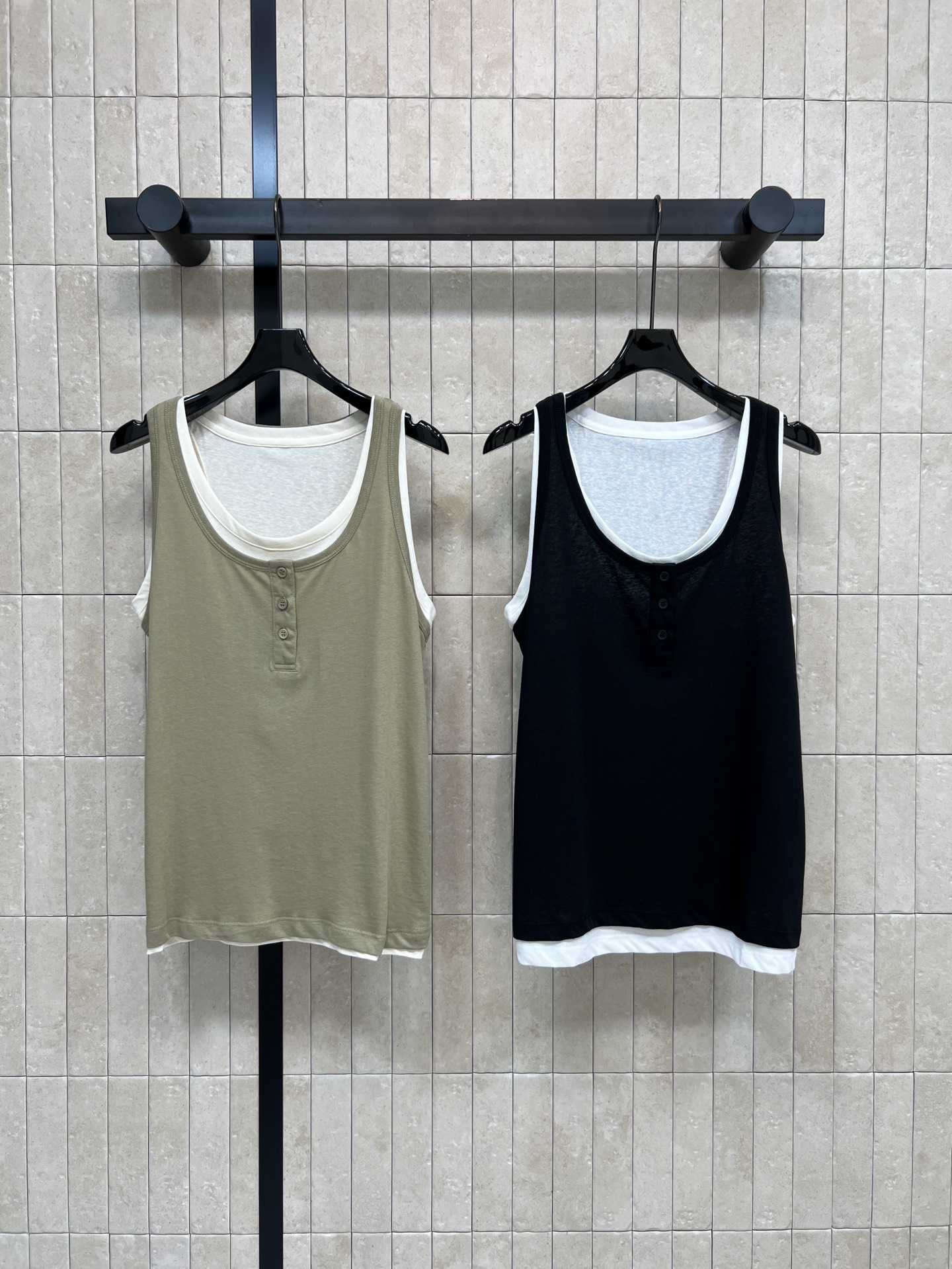 NO:738302,26 new summer style double-layered contrasting vest, super comfortable to wear in summer!  Henry neck + round neck stacking design, full of layers, available in olive green and black, versatile and easy to wear, button decoration details are full of details, can be worn alone or layered, can be easily used for commuting and leisure, simple and stylish, a must-have for fashionable girls!  Two colors and three sizes Size/S-M-L,,1986090926夏季新款 双层撞色背心 夏天穿超舒服！亨利领+圆领叠穿设计 层次感满满 橄榄绿和黑色可选 百搭不挑人 纽扣装饰细节感十足 单穿or内搭都OK 通勤休闲都能轻松驾驭 简约又有设计感 时髦女孩必入！两色三码 Size/S-M-L,,,Women's clothing