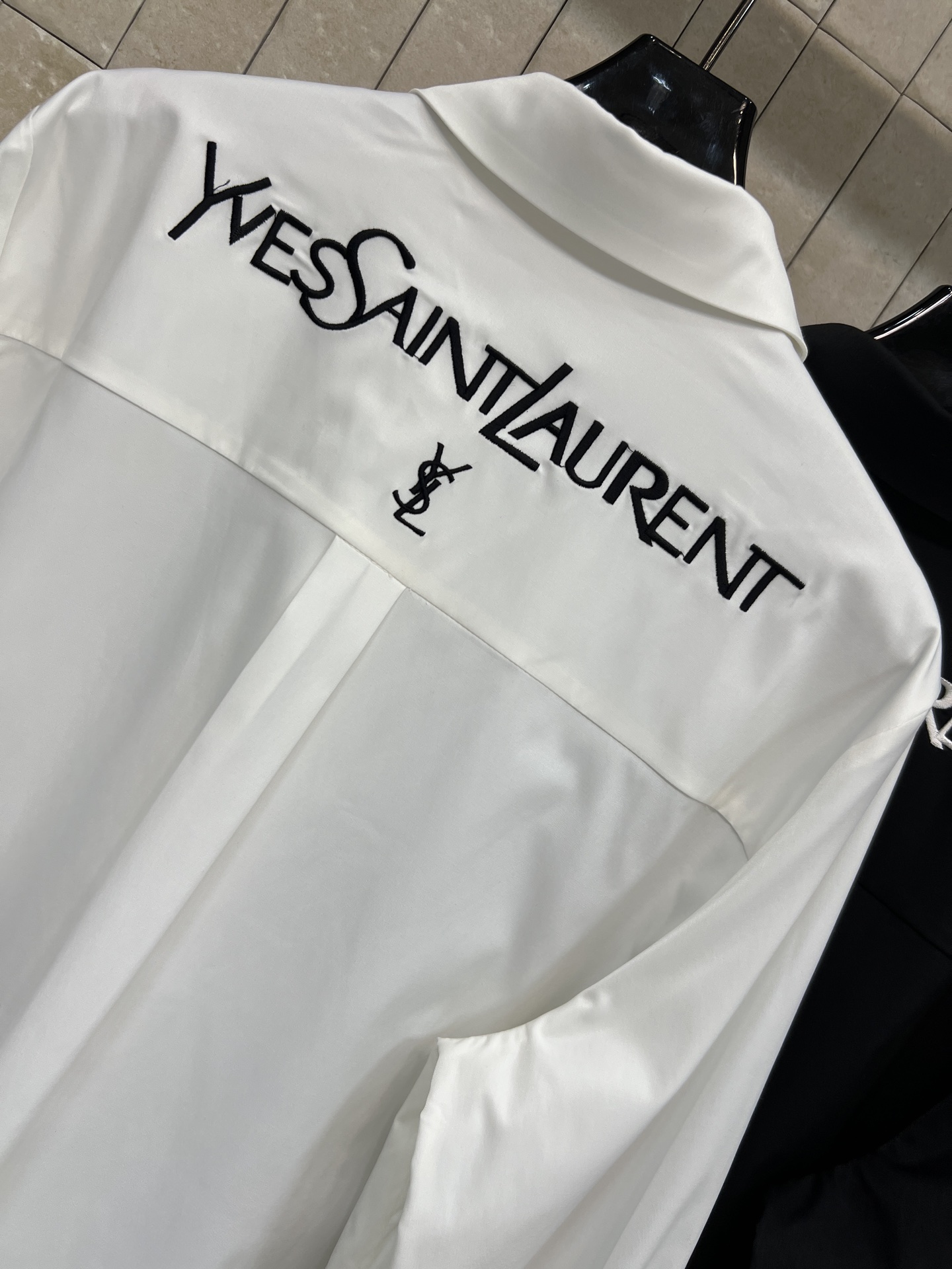 YSL 26春夏新款 撞色logo刺绣翻领衬衫 基础版型 经典耐看不挑人 胸口口袋跟后背撞色刺绣品牌Lo