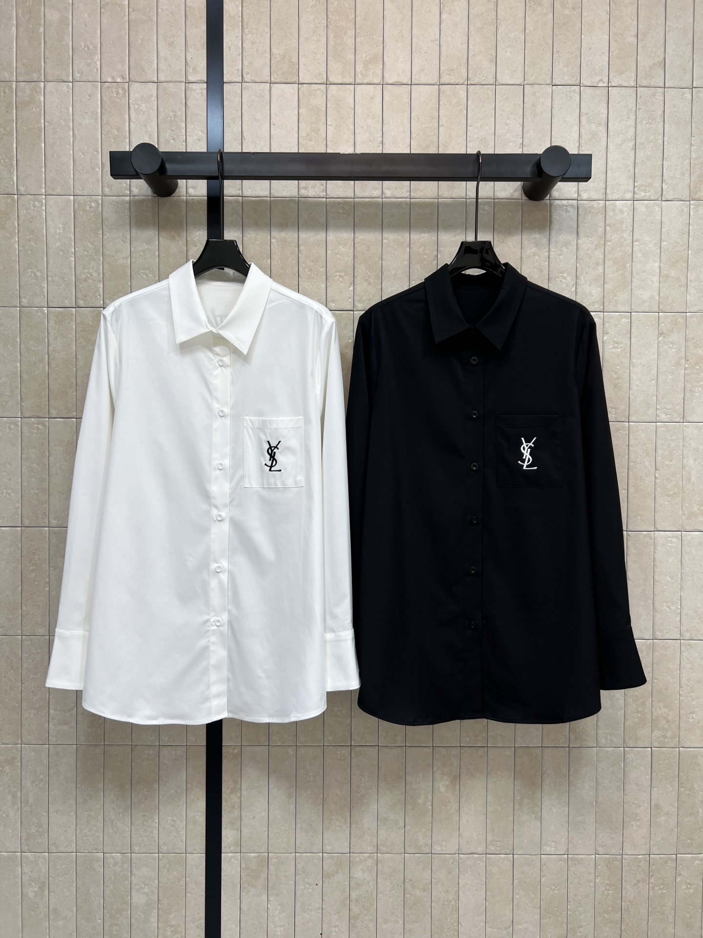 NO:738310,YSL 26 spring and summer new style contrasting logo embroidered lapel shirt, basic version, classic and durable, contrasting embroidered brand logo on the chest pocket and back, low-key and fashionable, obvious texture, can be used in the workplace or casual, easily create a fashionable and versatile temperament, can be sweet or cool, cover the flesh and look slim, highly recommended versatile temperament items, two colors and three codes, Size/S-M-L,, saint laurent, shirts,19860909YSL 26春夏新款 撞色logo刺绣翻领衬衫 基础版型 经典耐看不挑人 胸口口袋跟后背撞色刺绣品牌Logo 低调有时髦 质感显而易见 可职场可御姐可休闲 轻松打造时髦百搭气质 可甜可酷 遮肉显瘦 强烈推荐百搭气质单品 两色三码Size/S-M-L,,saint laurent,shirts,,Women's clothing