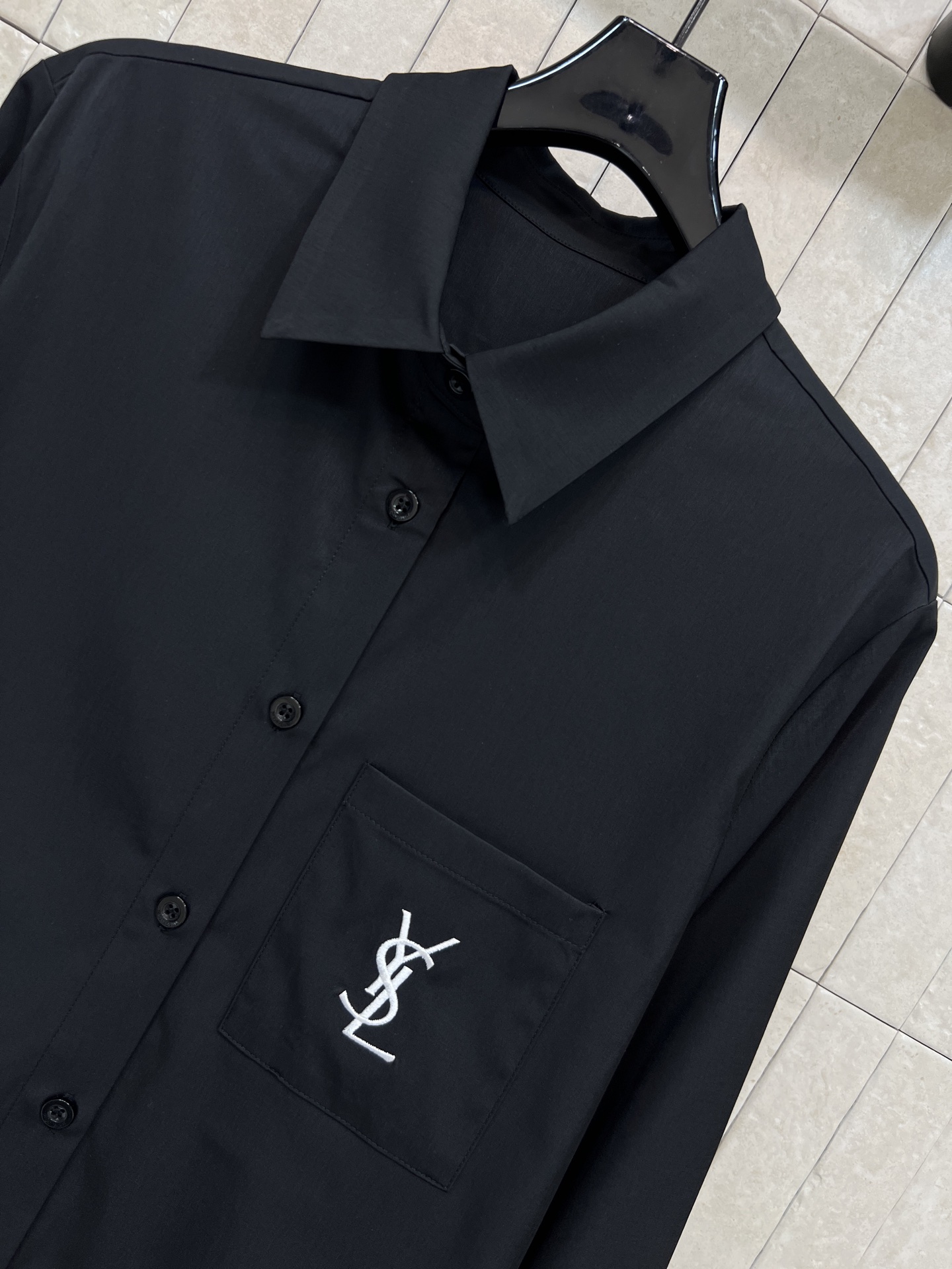YSL 26春夏新款 撞色logo刺绣翻领衬衫 基础版型 经典耐看不挑人 胸口口袋跟后背撞色刺绣品牌Lo