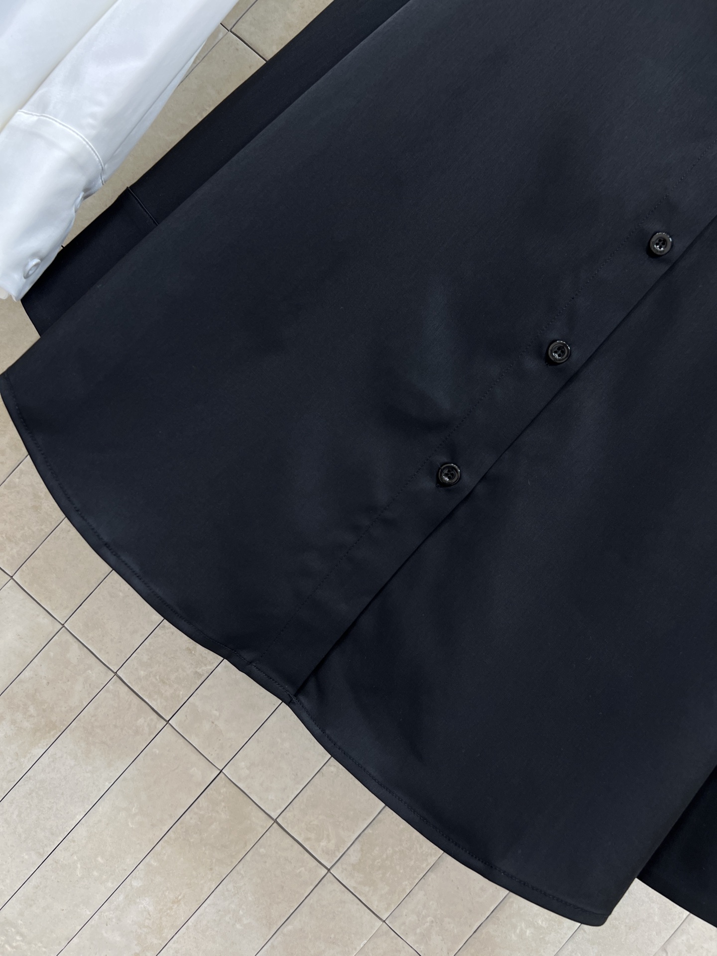 YSL 26春夏新款 撞色logo刺绣翻领衬衫 基础版型 经典耐看不挑人 胸口口袋跟后背撞色刺绣品牌Lo