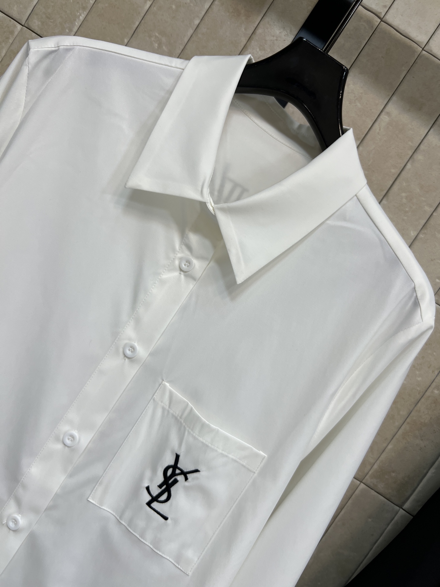 YSL 26春夏新款 撞色logo刺绣翻领衬衫 基础版型 经典耐看不挑人 胸口口袋跟后背撞色刺绣品牌Lo