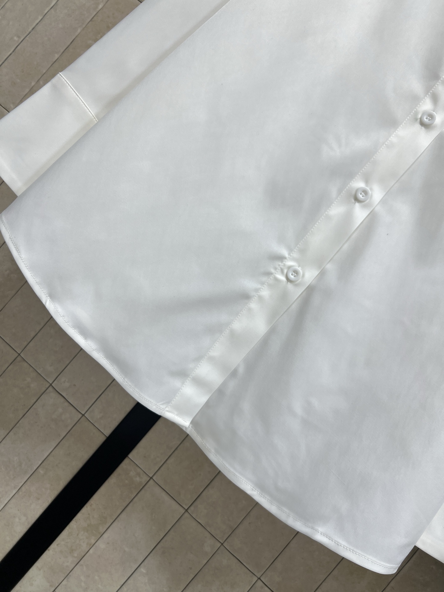 YSL 26春夏新款 撞色logo刺绣翻领衬衫 基础版型 经典耐看不挑人 胸口口袋跟后背撞色刺绣品牌Lo