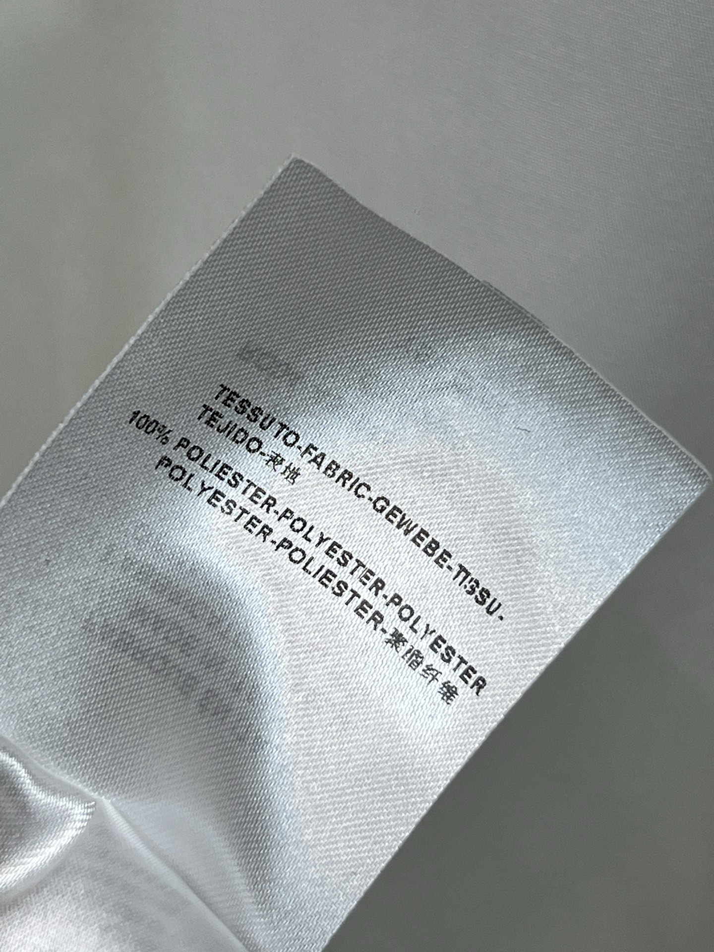 YSL 26春夏新款 撞色logo刺绣翻领衬衫 基础版型 经典耐看不挑人 胸口口袋跟后背撞色刺绣品牌Lo