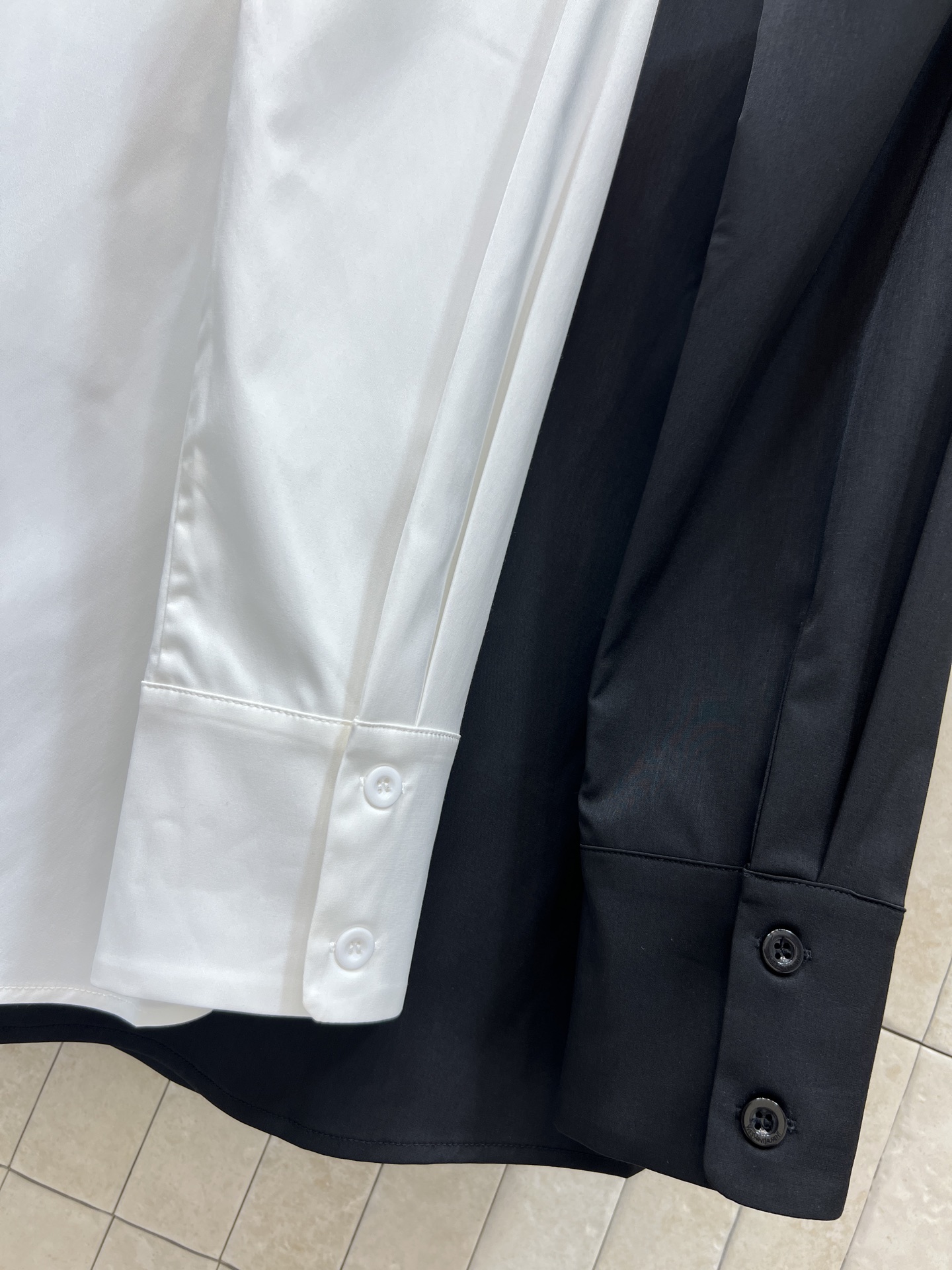YSL 26春夏新款 撞色logo刺绣翻领衬衫 基础版型 经典耐看不挑人 胸口口袋跟后背撞色刺绣品牌Lo