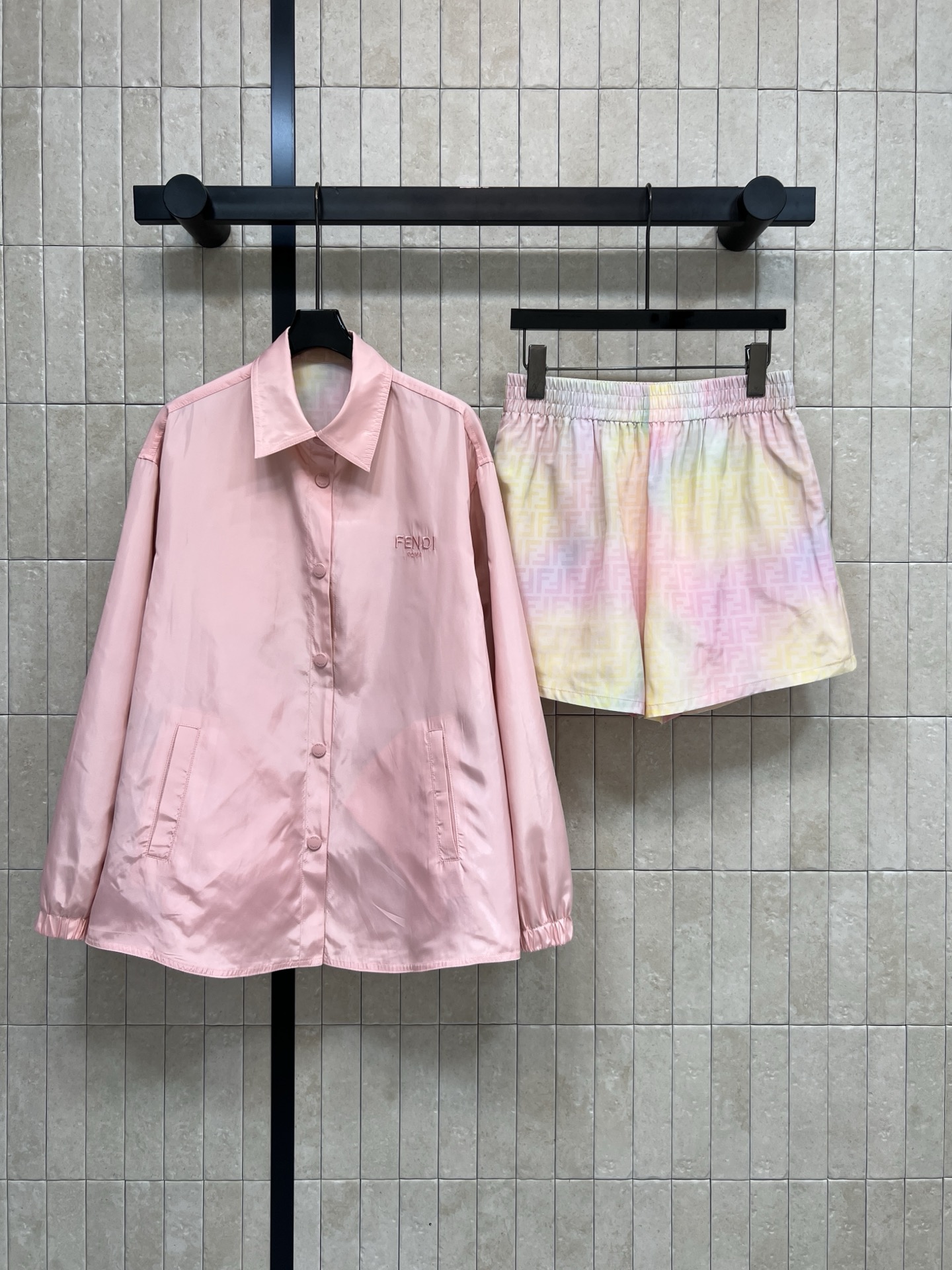 NO:738306,FD Home 26 new spring and summer new FF printed gradient tie-dye sports suit. Reversible shirt jacket + elastic waist shorts. The jacket can be worn double-sided. Two styles can be switched at will. One side is a pink solid color design. The other is a pink, yellow and blue gradient tie-dye FF print design. Casual and energetic sports suit. The color is soft and super energetic. The cuffs are elasticated. The shorts are simple and versatile. It can be easily used for daily leisure and vacation. Pair it with sports shoes or sandals to easily get a comfortable and fashionable sense!  One color and three sizes Size/S-M-L,,dior,sandals,sneakers,shorts,jackets & coats,shirts,19860909FD家 26春夏新款 FF印花渐变扎染运动套装 双面穿衬衫外套+松紧腰短裤 外套可双面穿 两种风格随便切换 一面是粉色纯色设计 另一面粉黄蓝渐变扎染FF印花设计 随性有活力的运动套装 色彩柔和又超有活力 袖口松紧设计 短裤简约百搭 日常休闲、度假都能轻松驾驭~搭配运动鞋或凉鞋 轻松get舒适时尚感！一色三码Size/S-M-L,,dior,sandals,sneakers,shorts,jackets & coats,shirts,,Women's clothing