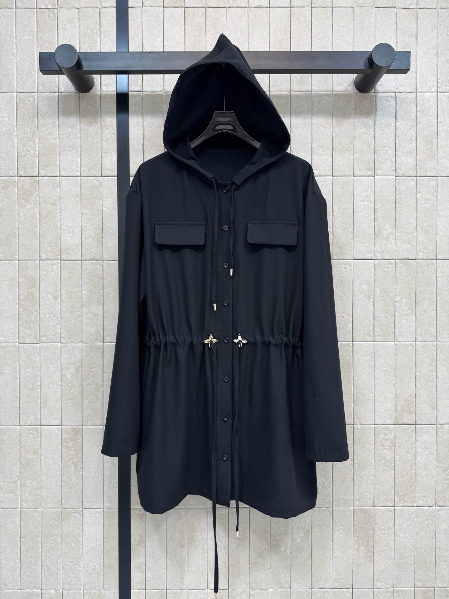 NO:738314,L's 26 early spring new model, black hooded drawstring shirt dress, simple and practical, hooded + drawstring design, full of casual feeling, can freely adjust the waistline, easily switch between silhouette and slimming effect, symmetrical pockets on the chest, practical and layered, long-sleeved design with high thermal insulation, can be worn alone or layered with jackets, can be easily used for commuting, daily life, and festivals!  Four sizes in one color Four sizes in one color Size/S-M-L-XL,,louis vuitton,skirts,jackets & coats,shirts,hats,19860909L家 26早春新款 黑色连帽抽绳衬衫裙 简约实用 连帽+抽绳设计 休闲感满满 还能自由调节腰线 轻松切换廓形和修身效果 胸前对称口袋 实用又有层次感 长袖设计保暖力UP 单穿或叠搭外套都很OK 通勤、日常、节日都能轻松驾驭！一色四码 一色四码 Size/S-M-L-XL,,louis vuitton,skirts,jackets & coats,shirts,hats,,Women's clothing