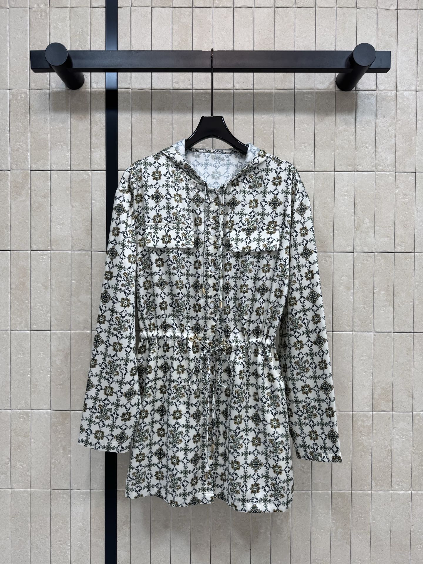 NO:738316,L's 26 early spring new style retro floral print hooded dress. Floral elements and casual styles collide to create a unique charm. The metal logo details are full of details. The drawstring waist design easily pinches the waist and optimizes the proportion of the body. The satin texture pattern fabric is delicate and shiny. The loose version hides the flesh without being picky. It is casual and refined in daily wear. The retro pattern is unique and chic. Four sizes in one color, Size/S-M-L-XL,, louis  vuitton,skirts,hats,19860909L家 26早春新款 复古碎花印花连帽连衣裙 碎花元素与休闲版型碰撞出独特韵味 金属logo细节感拉满 抽绳收腰设计轻松掐出小蛮腰 优化身材比例超绝 缎面质感的花纹面料细腻有光泽 宽松版型藏肉不挑人 日常搭出随性精致范 复古花纹独特别致 一色四码Size/S-M-L-XL,,louis vuitton,skirts,hats,,Women's clothing