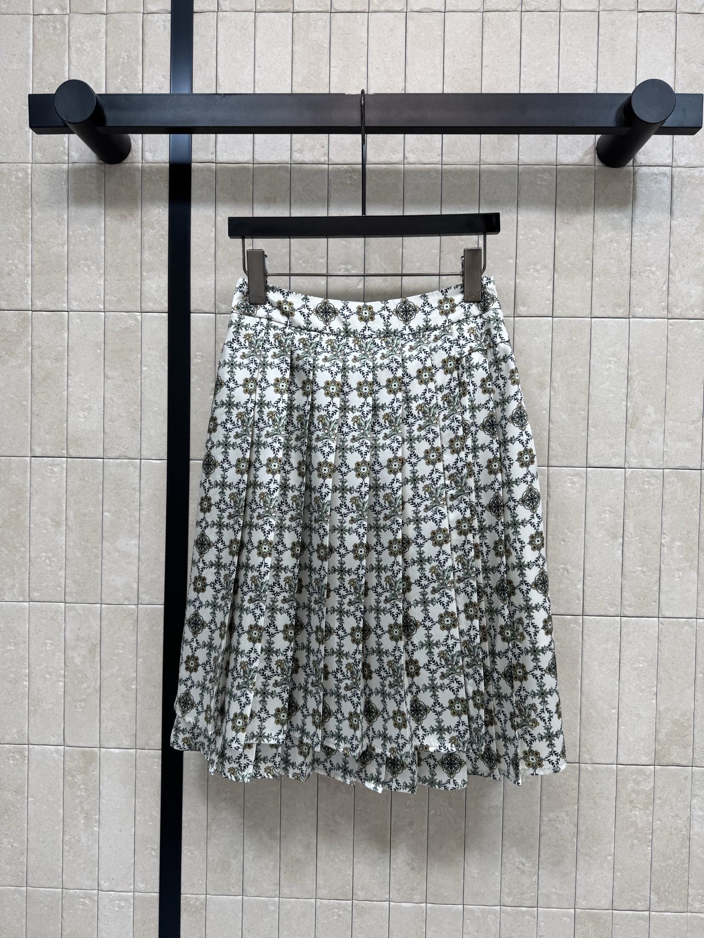 NO:738318,L's 26 early spring new style retro floral print pleated skirt. Floral elements and casual styles collide to create a unique charm. Pleated design makes the skirt more three-dimensional. Walking is elegant and smart. Short in front and long in back. Pleated skirt. Elastic waist design. Suitable for a variety of body types. Comfortable to wear. The satin texture pattern fabric is delicate and shiny. It creates a casual and refined style for daily wear. The retro pattern is unique and unique.  One color and four sizes Size/S-M-L-XL,,louis vuitton,skirts,19860909L家 26早春新款 复古碎花印花百褶半身裙 碎花元素与休闲版型碰撞出独特韵味 百褶设计让裙摆更有立体感 走路飘逸灵动 前短后长百褶半身短裙 腰部松紧设计 适合多种身材 穿着舒适 缎面质感的花纹面料细腻有光泽 日常搭出随性精致范 复古花纹独特别致 一色四码Size/S-M-L-XL,,louis vuitton,skirts,,Women's clothing