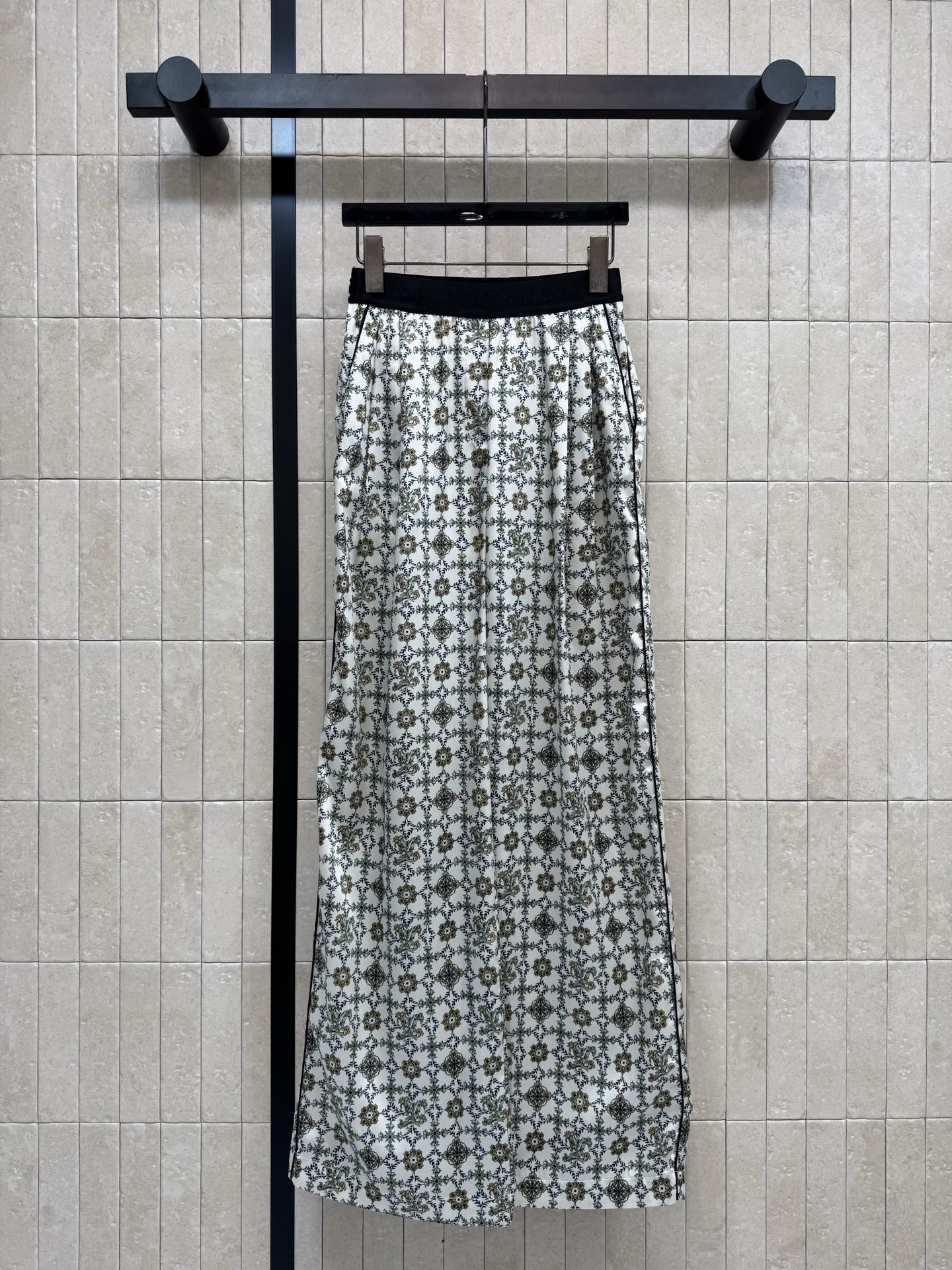 NO:738340,L's 26 early spring new style retro floral printed logo elastic waist wide leg pants. Floral elements and casual styles collide to create a unique charm. Logo webbing elastic waist. High waisted wide leg style. Walking has a sense of elegance. It looks slim and modifies the lower abdomen. It can be easily matched with black and white or colorful tops for daily commuting or leisure. The satin texture pattern fabric is delicate and shiny. It creates a casual and refined style for daily wear. The retro patterns are unique and unique.  One color and four sizes Size/S-M-L-XL,,louis vuitton,19860909L家 26早春新款 复古碎花印花logo松紧腰阔腿裤 碎花元素与休闲版型碰撞出独特韵味 logo织带松紧腰 高腰阔腿版型 走路自带飘逸感 显瘦又修饰小腹 日常通勤或休闲都能轻松搭配黑白或彩色上衣 缎面质感的花纹面料细腻有光泽 日常搭出随性精致范 复古花纹独特别致 一色四码Size/S-M-L-XL,,louis vuitton,,Women's clothing