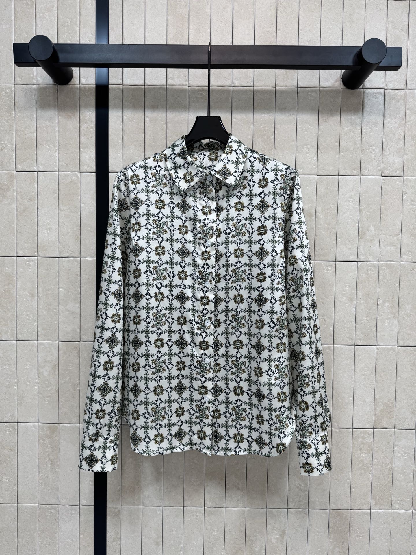 NO:738337,L's 26th early spring new style retro floral print shirt. Floral elements and casual style collide to create a unique charm. Single-breasted + lapel design, elegant and fashionable!  Super comfortable to wear in spring and summer. The patterned fabric with satin texture is delicate and shiny. The loose fit hides the flesh without being picky. You can easily create a high-end look whether paired with jeans or casual pants. It has a casual and sophisticated style for daily wear. The retro pattern is unique and unique. Four sizes in one color Size/S-M-L-XL,, louis vuitton, jeans, shirts,19860909L家 26早春新款 复古碎花印花衬衫 碎花元素与休闲版型碰撞出独特韵味 单排扣+翻领设计 优雅又时髦！春夏穿超舒服 缎面质感的花纹面料细腻有光泽 宽松版型藏肉不挑人 无论搭配牛仔裤还是休闲裤 都能轻松打造高级感穿搭 日常搭出随性精致范 复古花纹独特别致 一色四码Size/S-M-L-XL,,louis vuitton,jeans,shirts,,Women's clothing