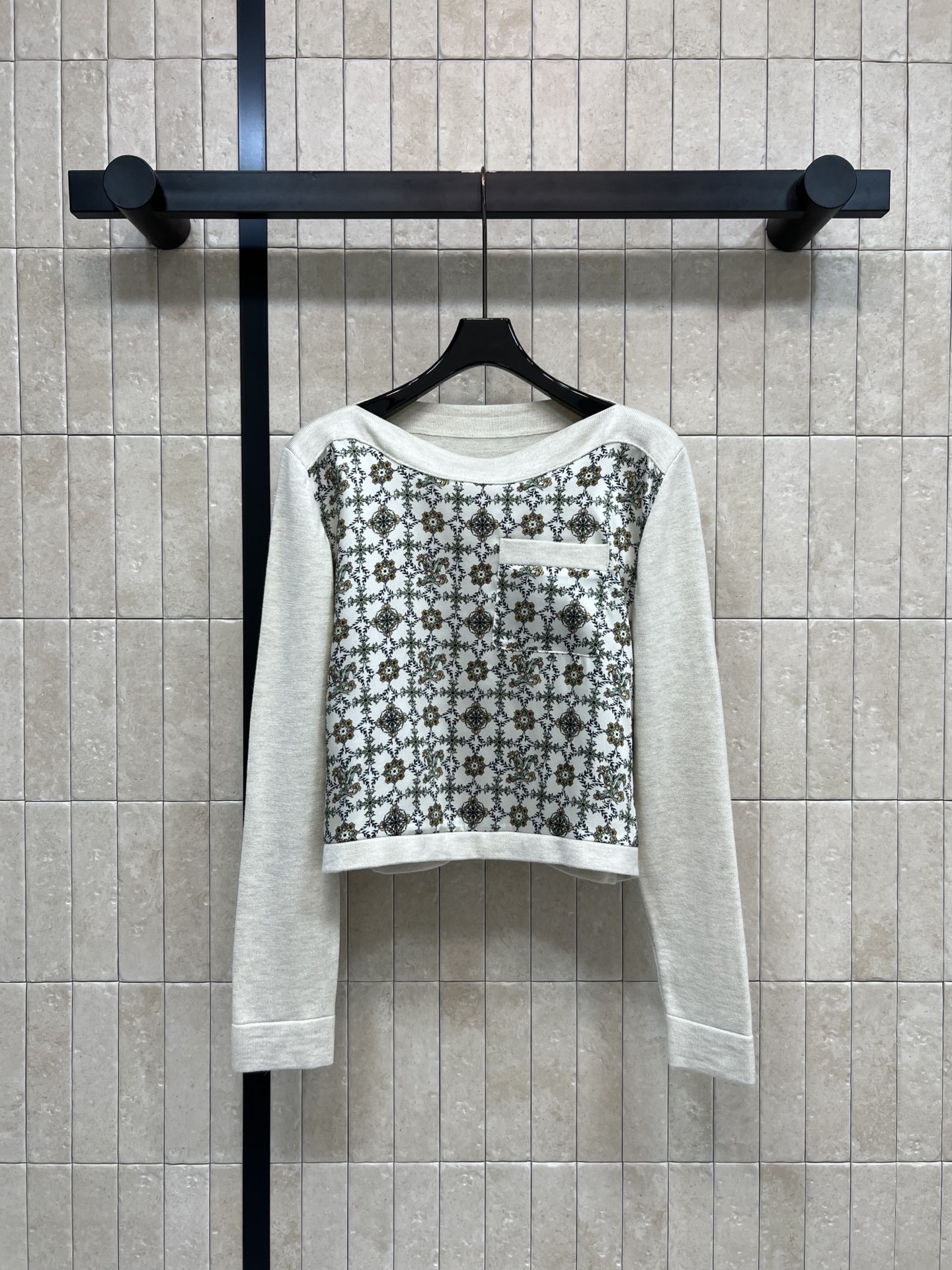 NO:738331,L's new 26 early spring style floral print spliced ​​knitted sweater. Floral elements and casual styles collide to create a unique charm. Spliced ​​with high-quality knitted fabrics. Soft and comfortable. It can be easily used in daily life or light luxury occasions. The short design shows off the body proportions. Paired with high-waisted pants/skirts, it is full of fashion!  The loose fit hides the flesh without being picky. It creates a casual and sophisticated style for daily wear. The retro pattern is unique and chic. Four sizes in one color. Size/S-M-L-XL, Louis Vuitton, skirts, sweaters,19860909L家 26早春新款 碎花印花拼接针织毛衣 碎花元素与休闲版型碰撞出独特韵味 拼接高品质针织面料 柔软舒适 日常或轻奢场合都能轻松驾驭 短款设计超显身材比例 搭配高腰裤/裙 时髦感拉满！宽松版型藏肉不挑人 日常搭出随性精致范 复古花纹独特别致 一色四码Size/S-M-L-XL,,louis vuitton,skirts,sweaters,,Women's clothing