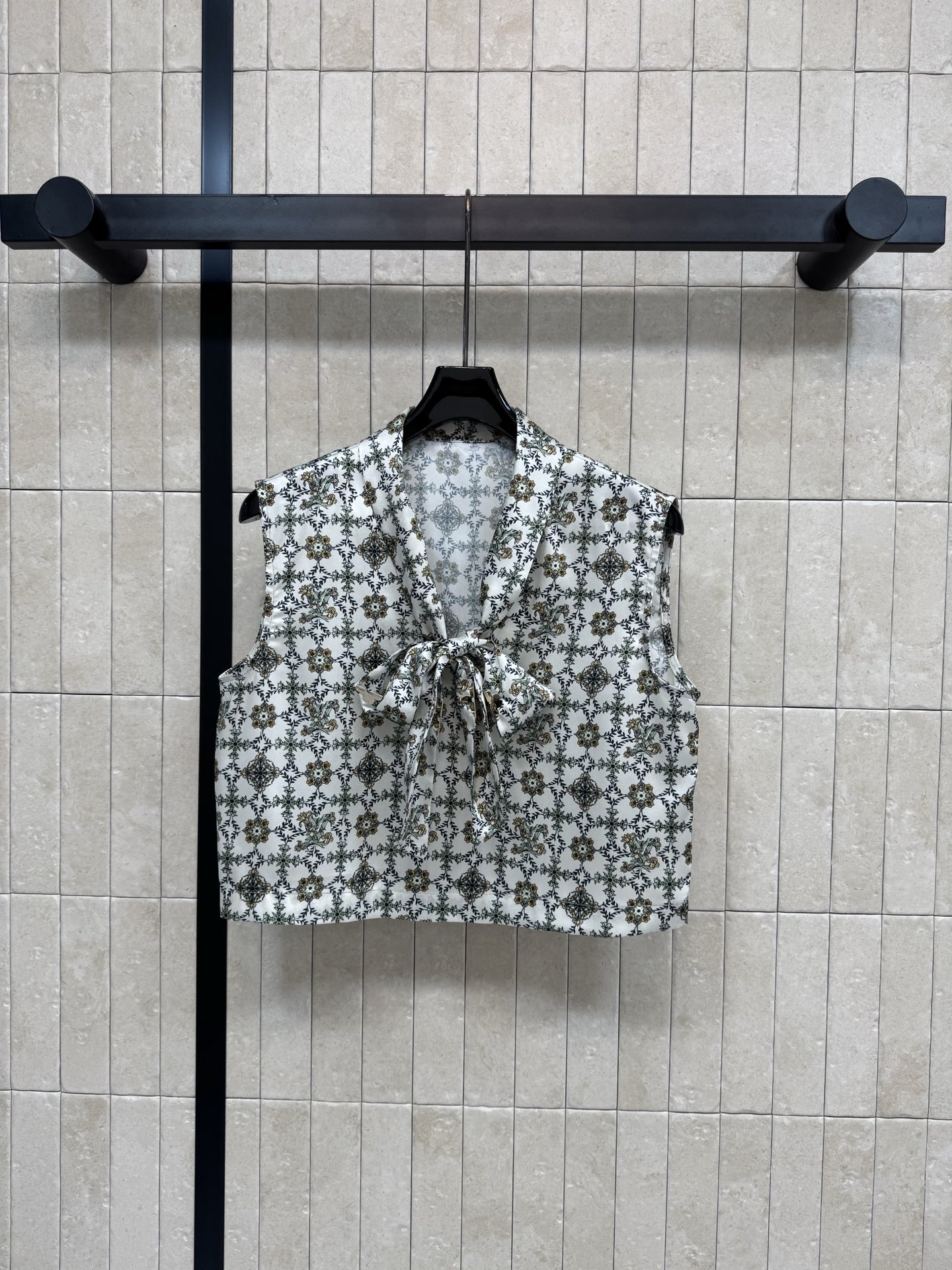 NO:738325,L's 26 early spring new style retro floral print V-neck streamer vest. Floral elements and casual fit collide to create a unique charm. V-neck streamer bow neck design. Sleeveless short cut. Pair with high-waisted pants or skirts to easily create a fashionable layering. Elegant and recognizable!  Light and thin fabric, super comfortable to wear in spring and summer. The patterned fabric with satin texture is delicate and shiny. The loose fit hides the flesh without being picky. It is casual and refined in daily wear. The retro pattern is unique and chic. One color and four sizes. Size/S-M-L-XL,, louis vuitton, skirts,19860909L家 26早春新款 复古碎花印花V领飘带背心 碎花元素与休闲版型碰撞出独特韵味 V领飘带蝴蝶结领口设计 无袖短款剪裁 搭配高腰裤或裙装 轻松打造时尚层次感 优雅又有辨识度！轻薄面料 春夏穿超舒适 缎面质感的花纹面料细腻有光泽 宽松版型藏肉不挑人 日常搭出随性精致范 复古花纹独特别致 一色四码Size/S-M-L-XL,,louis vuitton,skirts,,Women's clothing