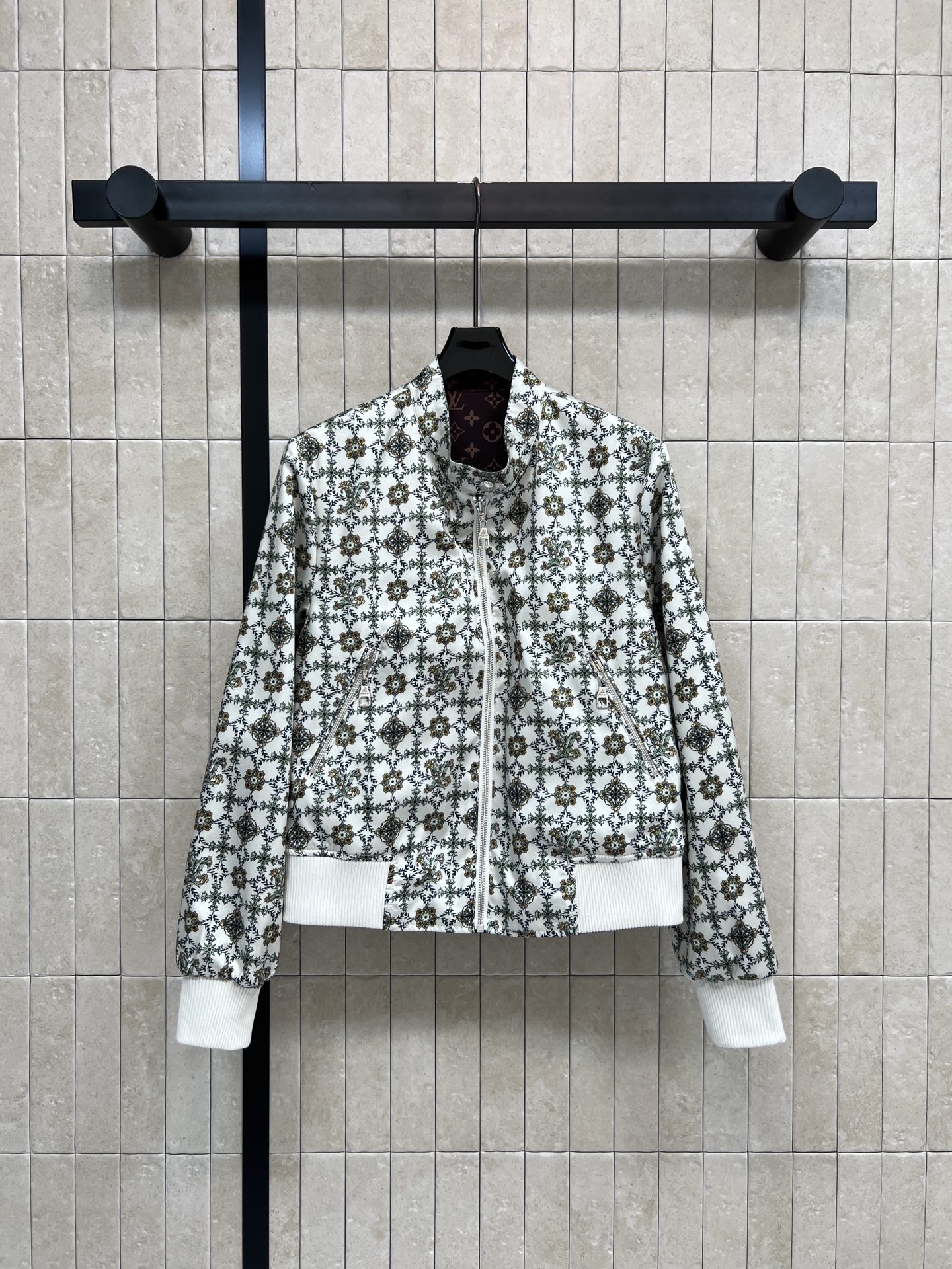 NO:738319,L's 26 early spring new model, retro floral print stand collar jacket, double-sided design, classic presbyopia logo on one side, floral pattern on one side, full of brand feel, floral elements and casual fit collide to create a unique charm, stand collar + zipper pockets, cuffs and hem elastic thread tightening, slim fit, windproof and sun protection is also OK!  Practical and fashionable, it can easily be used in various occasions. It can be worn casually and exquisitely in daily life. The retro pattern is unique and chic. Four sizes in one color. Size/S-M-L-XL, Louis Vuitton,jackets & coats,jackets & coats,19860909L家 26早春新款 复古碎花印花立领夹克外套 双面穿设计 一面经典老花徽标 一面花卉图案 品牌感满满 碎花元素与休闲版型碰撞出独特韵味 立领+拉链口袋 袖口和衣摆弹力螺纹收紧 修身显瘦 防风防晒也很OK！实用又时髦 轻松驾驭各种场合 日常搭出随性精致范 复古花纹独特别致 一色四码Size/S-M-L-XL,,louis vuitton,jackets & coats,jackets & coats,,Women's clothing