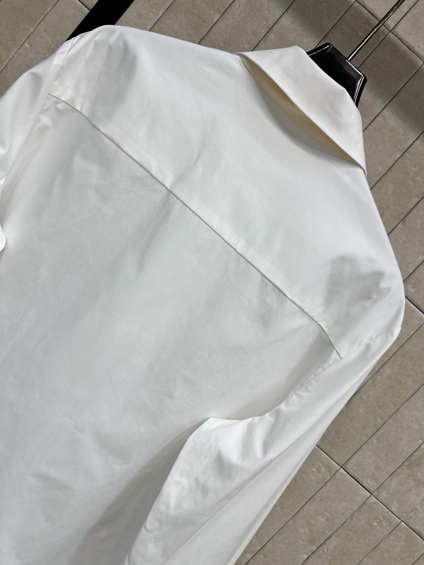 CE家 26春夏新款 丝巾领带白衬衫 白色棉质面料 经典宽松版型 搭配印花丝巾领带装饰 时髦又吸睛通勤日