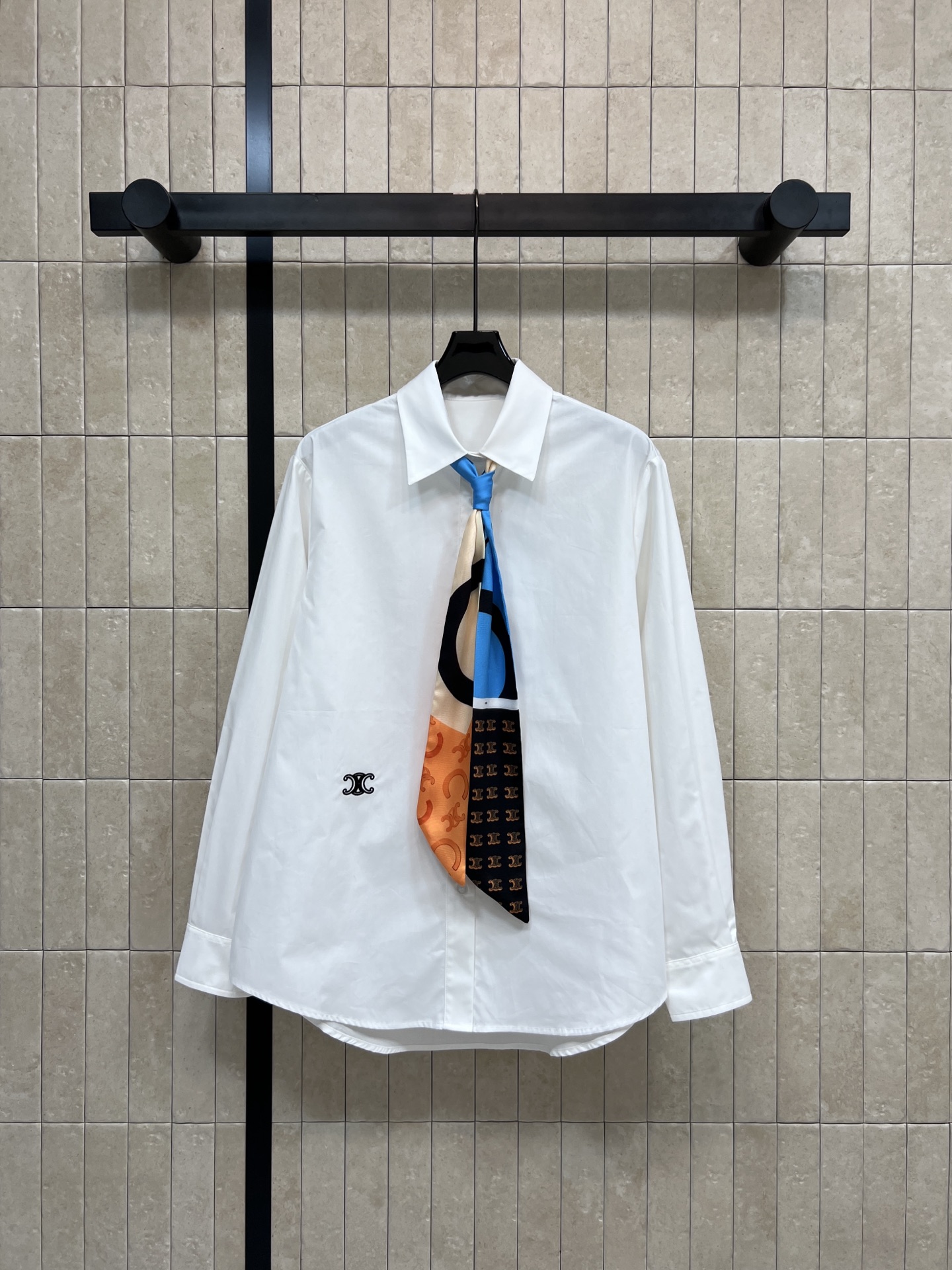 NO:738770,CE Home 26 new spring and summer style white shirt with scarf and tie, white cotton fabric, classic loose fit, decorated with printed silk scarf tie, fashionable and eye-catching, easy to control during daily commute, classic Arc de Triomphe embroidery details on the hem, perfect for recognition!  The tailoring is neat and looks great with trousers or skirts. It can easily create a smart and elegant workplace style. One color and three sizes. Size/S-M-L,,skirts,shirts,ties,19860909CE家 26春夏新款 丝巾领带白衬衫 白色棉质面料 经典宽松版型 搭配印花丝巾领带装饰 时髦又吸睛通勤日常都能轻松驾驭 衣摆经典凯旋门刺绣细节 辨识度满分！剪裁利落 搭配西裤或半裙都很出彩 轻松打造干练优雅职场风 一色三码Size/S-M-L,,skirts,shirts,ties,,Women's clothing