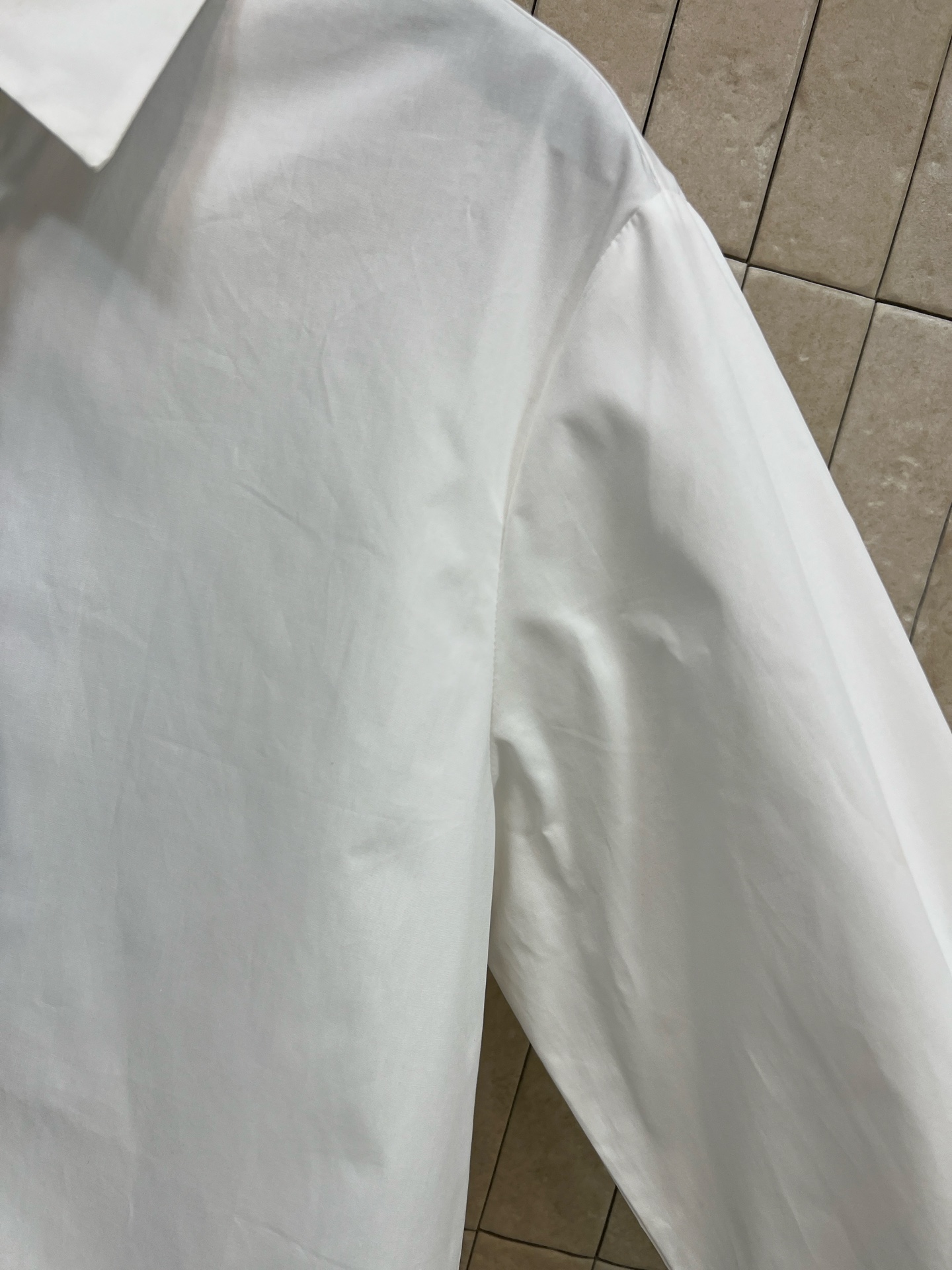 CE家 26春夏新款 丝巾领带白衬衫 白色棉质面料 经典宽松版型 搭配印花丝巾领带装饰 时髦又吸睛通勤日