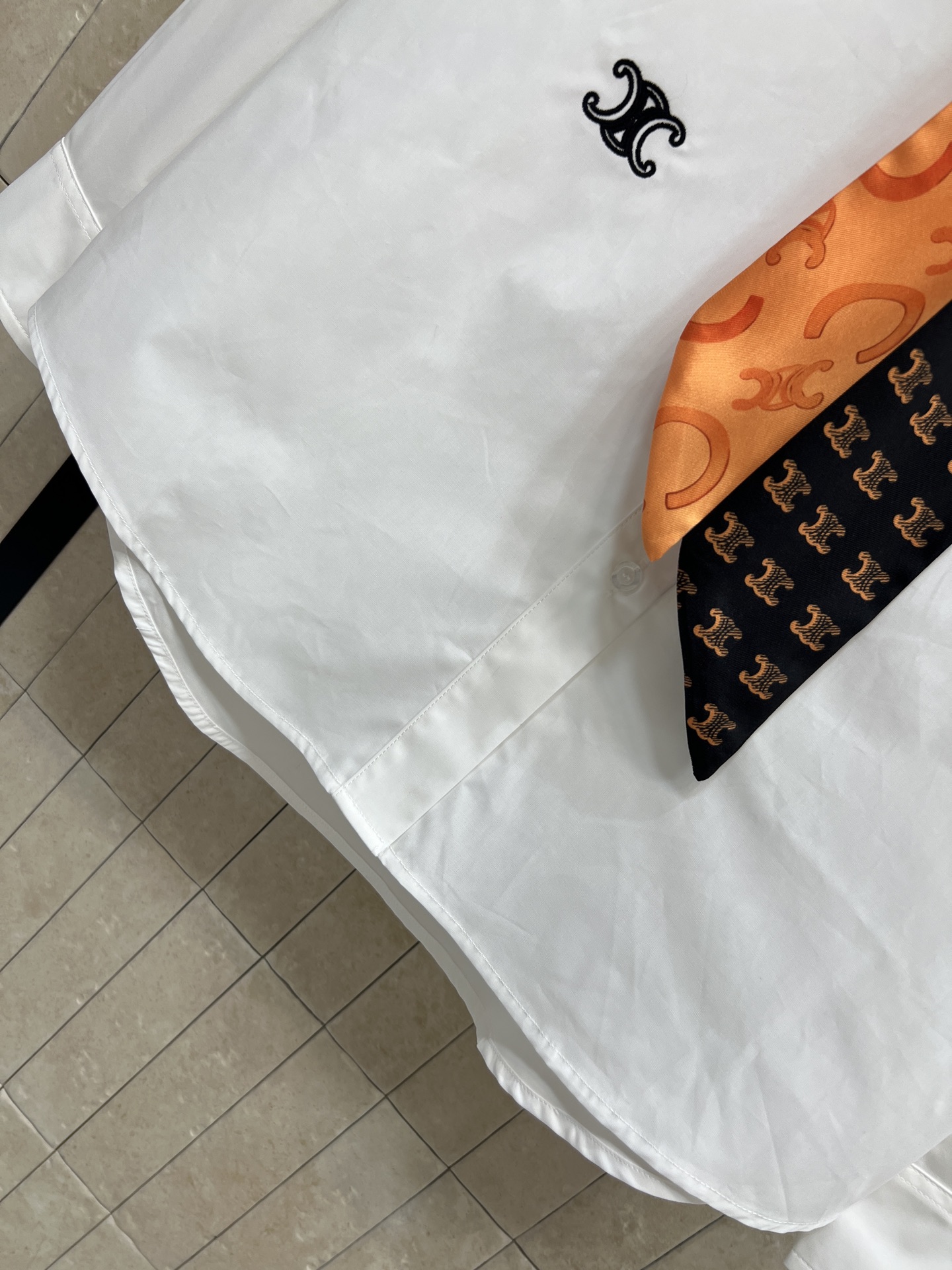 CE家 26春夏新款 丝巾领带白衬衫 白色棉质面料 经典宽松版型 搭配印花丝巾领带装饰 时髦又吸睛通勤日