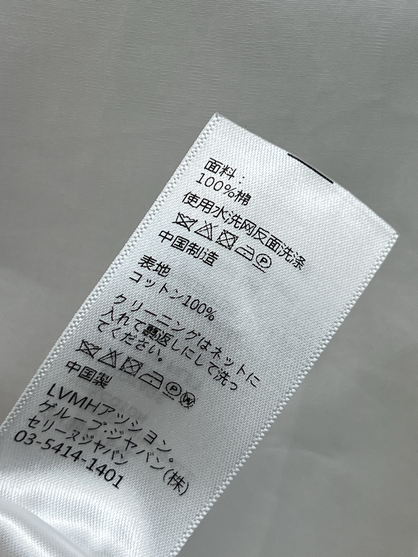 CE家 26春夏新款 丝巾领带白衬衫 白色棉质面料 经典宽松版型 搭配印花丝巾领带装饰 时髦又吸睛通勤日