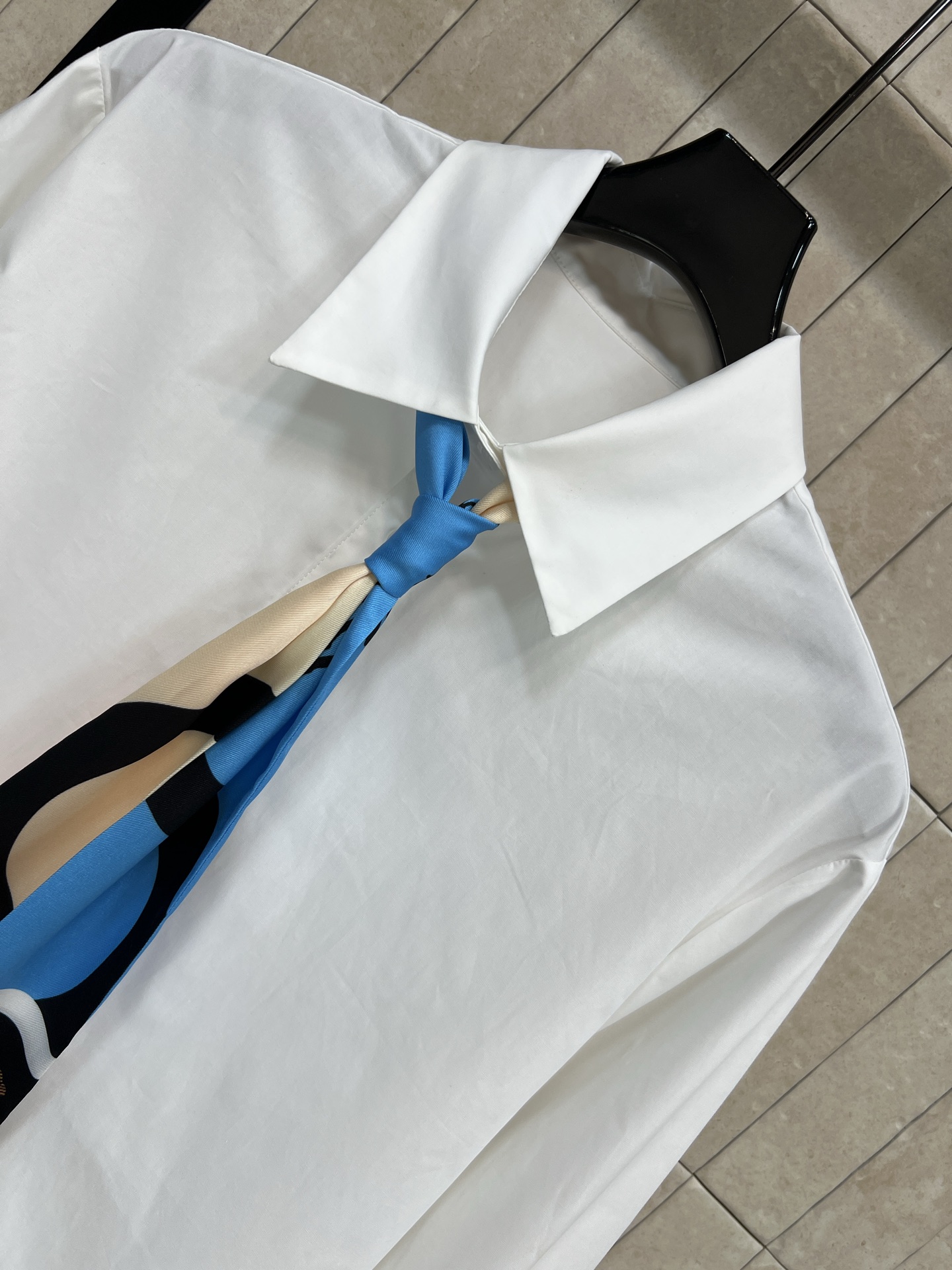 CE家 26春夏新款 丝巾领带白衬衫 白色棉质面料 经典宽松版型 搭配印花丝巾领带装饰 时髦又吸睛通勤日