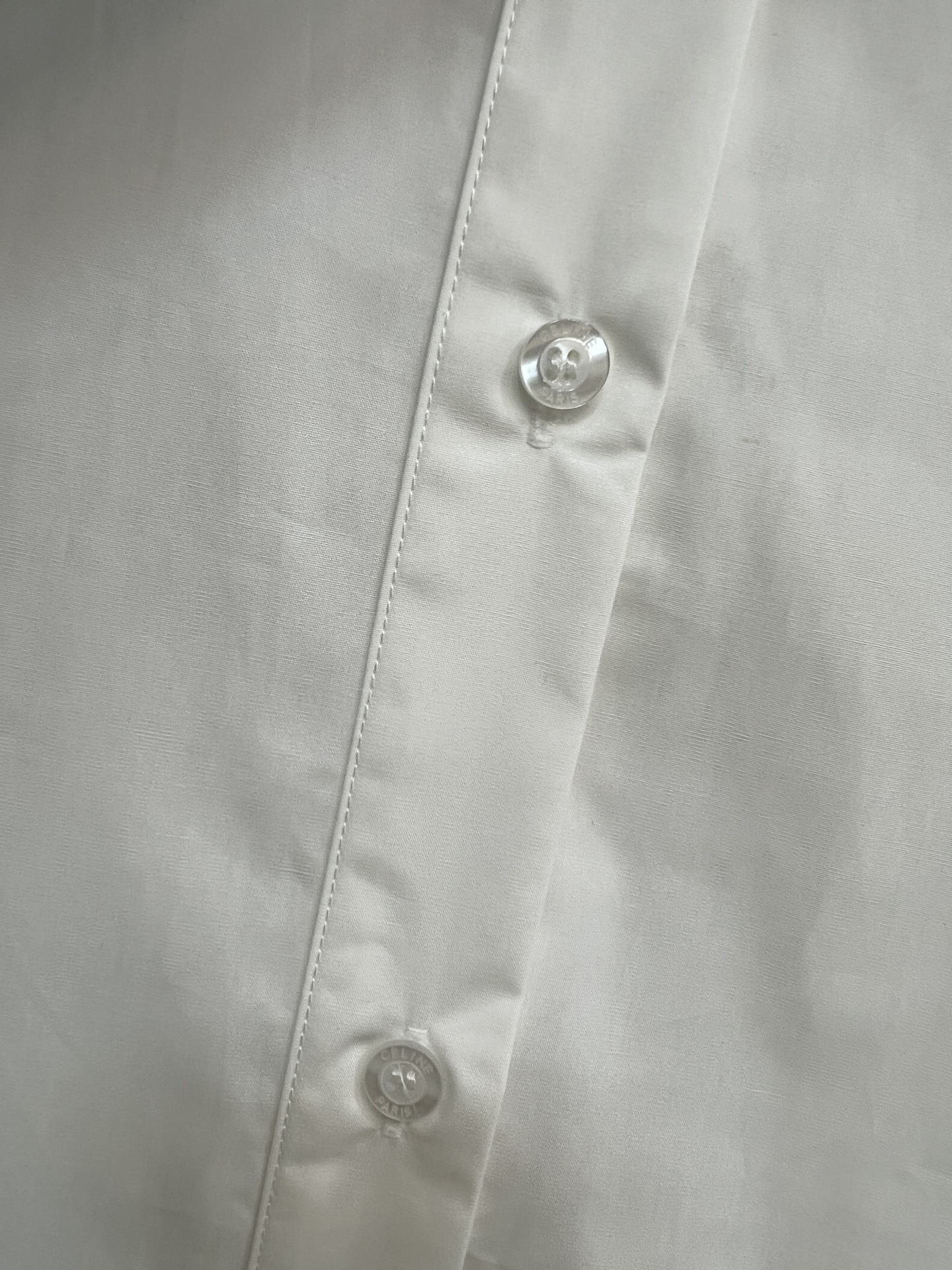 CE家 26春夏新款 丝巾领带白衬衫 白色棉质面料 经典宽松版型 搭配印花丝巾领带装饰 时髦又吸睛通勤日