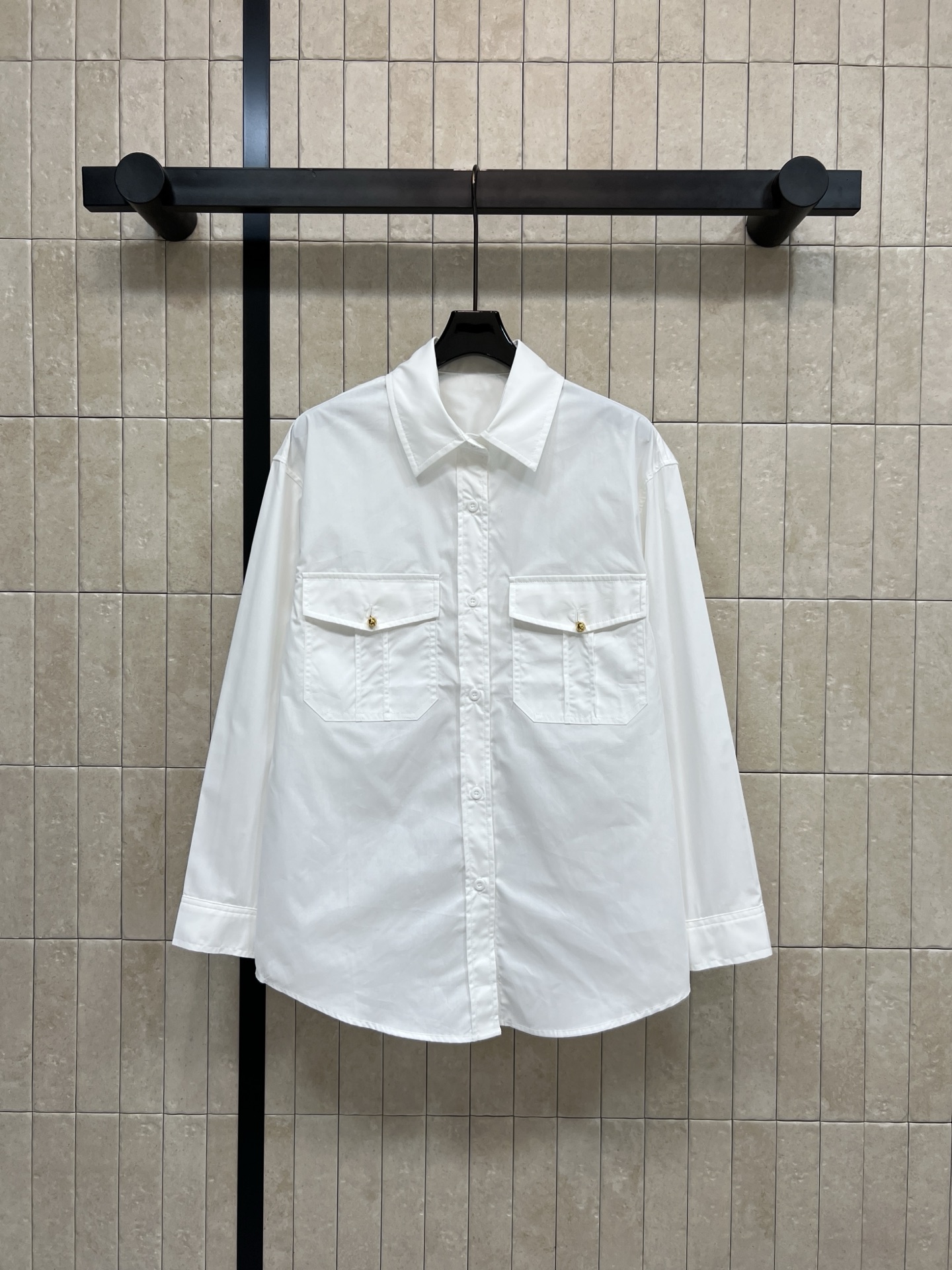 NO:738776,26 new spring and summer white double-pocket work shirt, loose fit + pure cotton fabric, comfortable and breathable, perfect for spring and autumn!  Double flap pockets with logo metal buckles are practical and stylish. Classic lapels + long sleeves. It can be worn alone or layered. It can be easily used for commuting, leisure, and outdoor use. It is versatile. Pair it with jeans or overalls, and you can easily get a simple and fashionable style!  One color and three sizes Size/S-M-L,,jeans,shirts,1986090926春夏新款 白色双口袋工装衬衫 宽松版型+纯棉面料 穿着舒适透气 春秋季节超适合！双翻盖口袋配logo金属扣 实用又有设计感 经典翻领+长袖 单穿or叠搭都OK,通勤、休闲、户外都能轻松驾驭~百搭属性 配牛仔裤or工装裤 轻松get简约时髦风！一色三码Size/S-M-L,,jeans,shirts,,Women's clothing