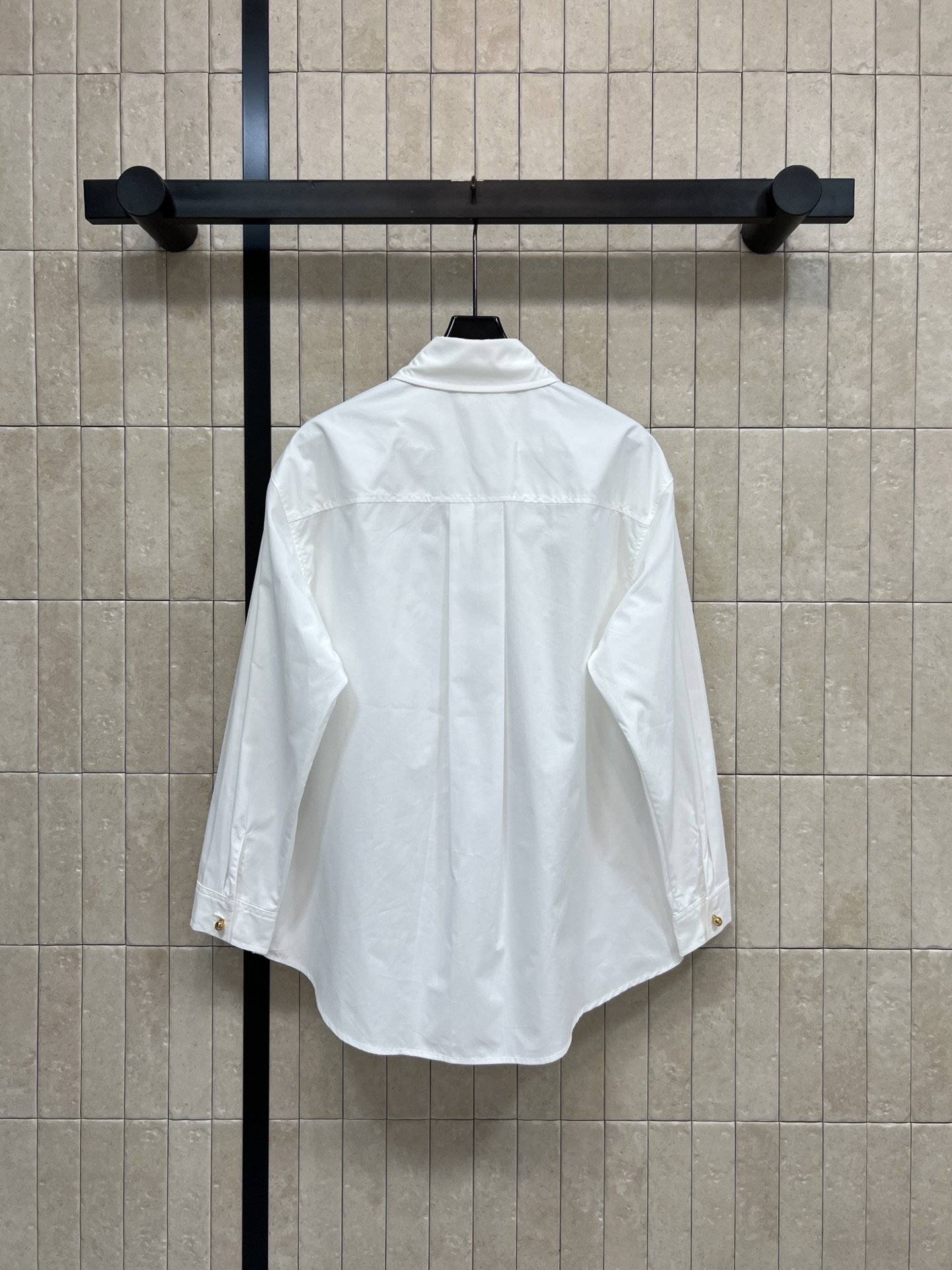 26春夏新款 白色双口袋工装衬衫 宽松版型+纯棉面料 穿着舒适透气 春秋季节超适合！双翻盖口袋配logo