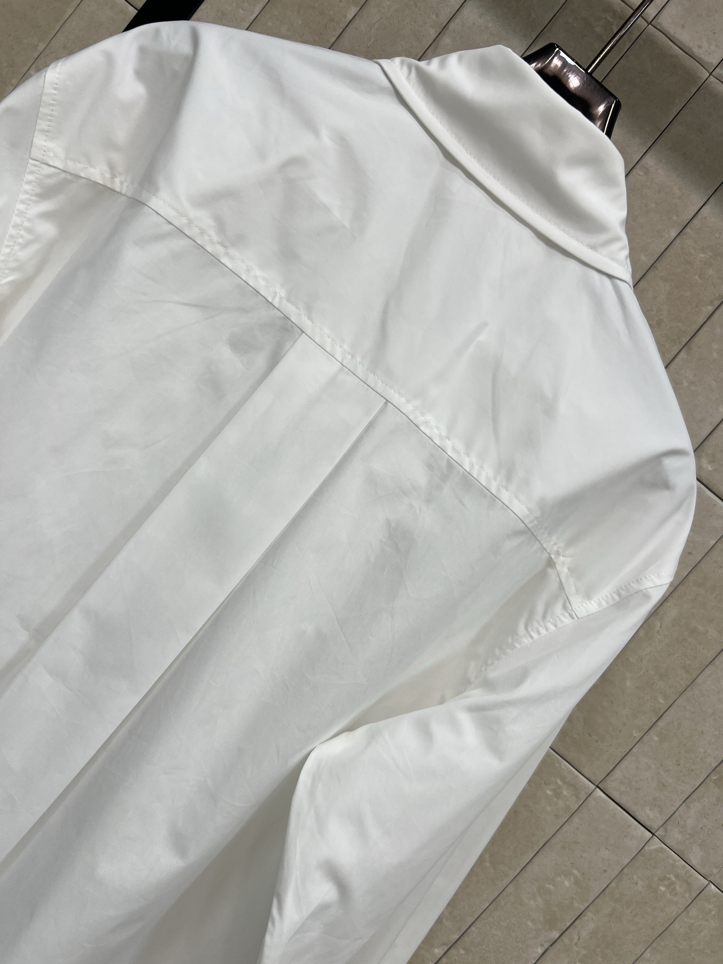 26春夏新款 白色双口袋工装衬衫 宽松版型+纯棉面料 穿着舒适透气 春秋季节超适合！双翻盖口袋配logo