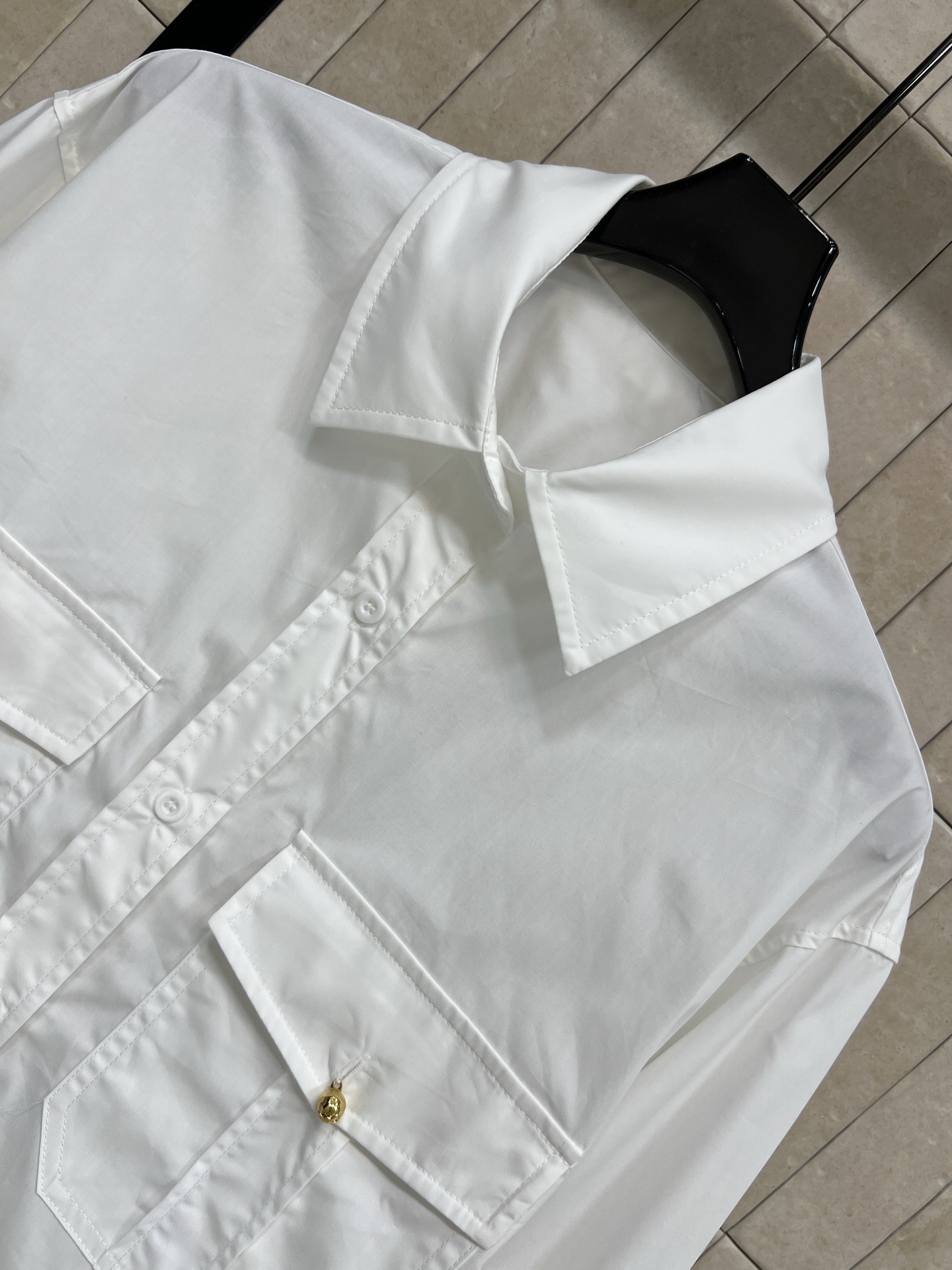 26春夏新款 白色双口袋工装衬衫 宽松版型+纯棉面料 穿着舒适透气 春秋季节超适合！双翻盖口袋配logo