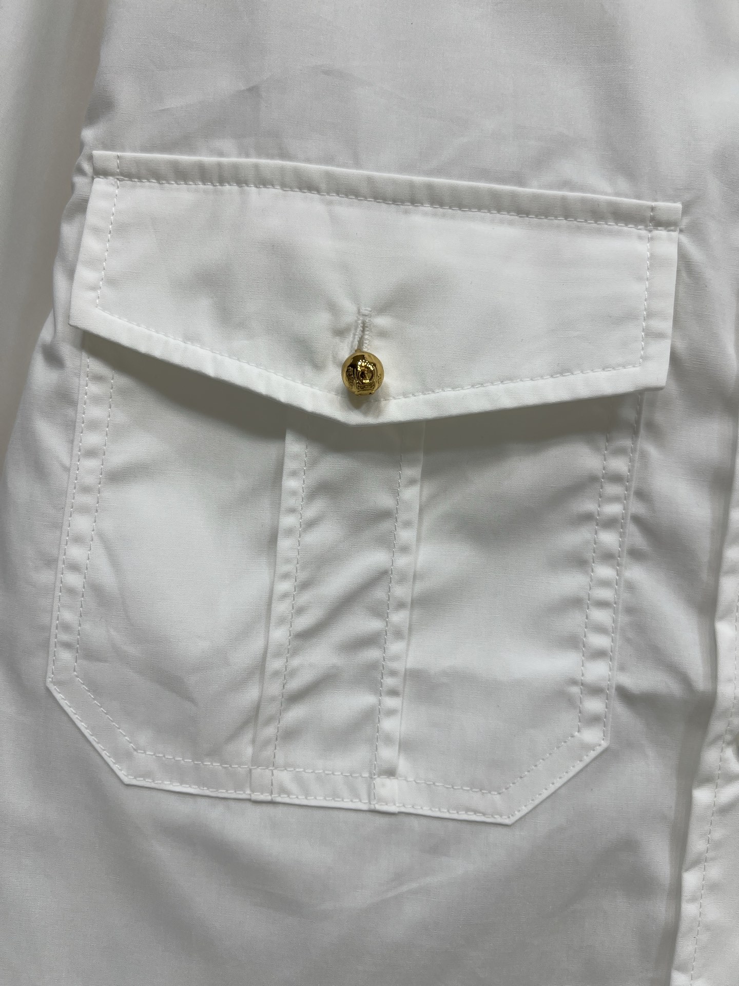 26春夏新款 白色双口袋工装衬衫 宽松版型+纯棉面料 穿着舒适透气 春秋季节超适合！双翻盖口袋配logo