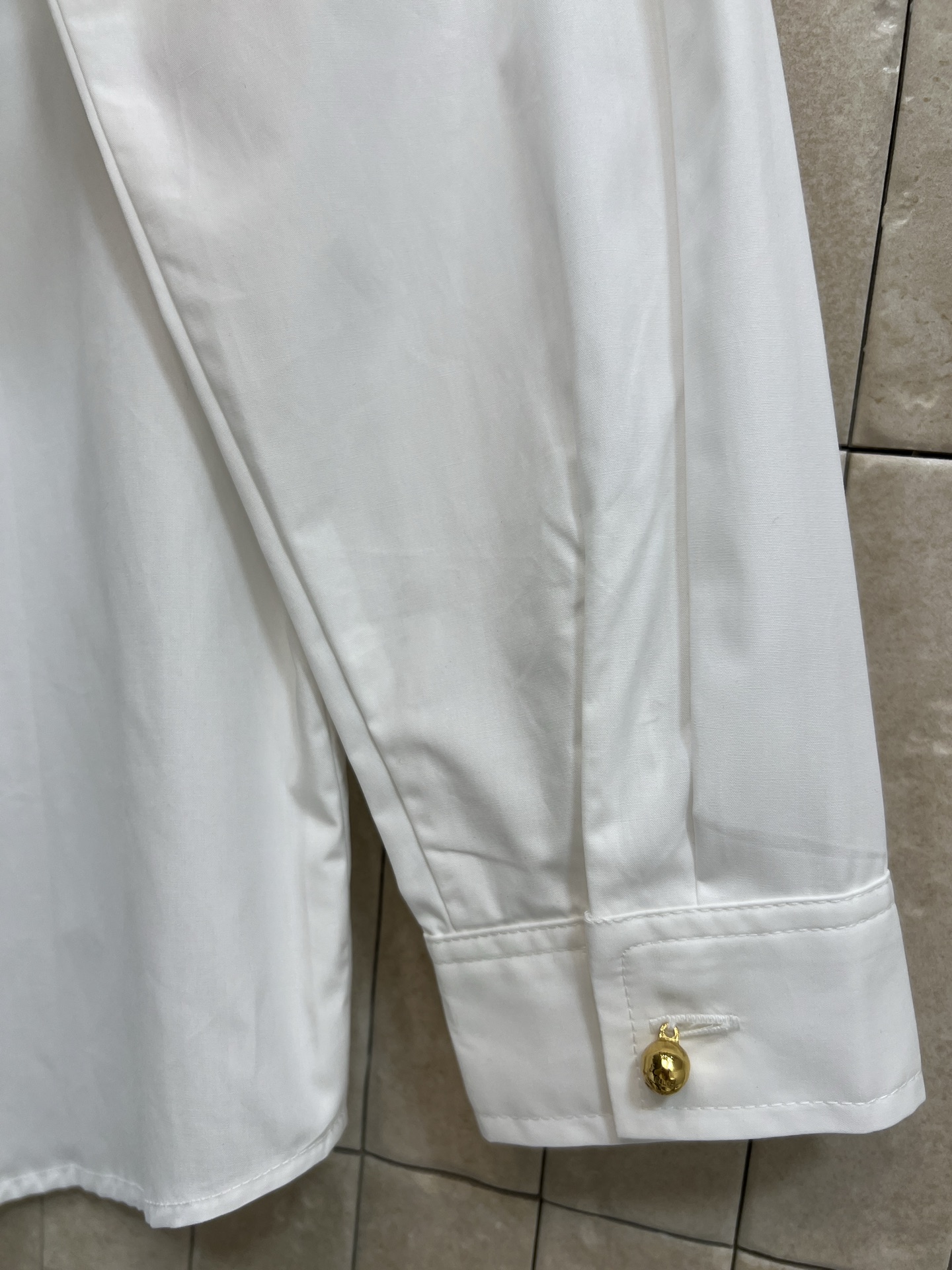 26春夏新款 白色双口袋工装衬衫 宽松版型+纯棉面料 穿着舒适透气 春秋季节超适合！双翻盖口袋配logo