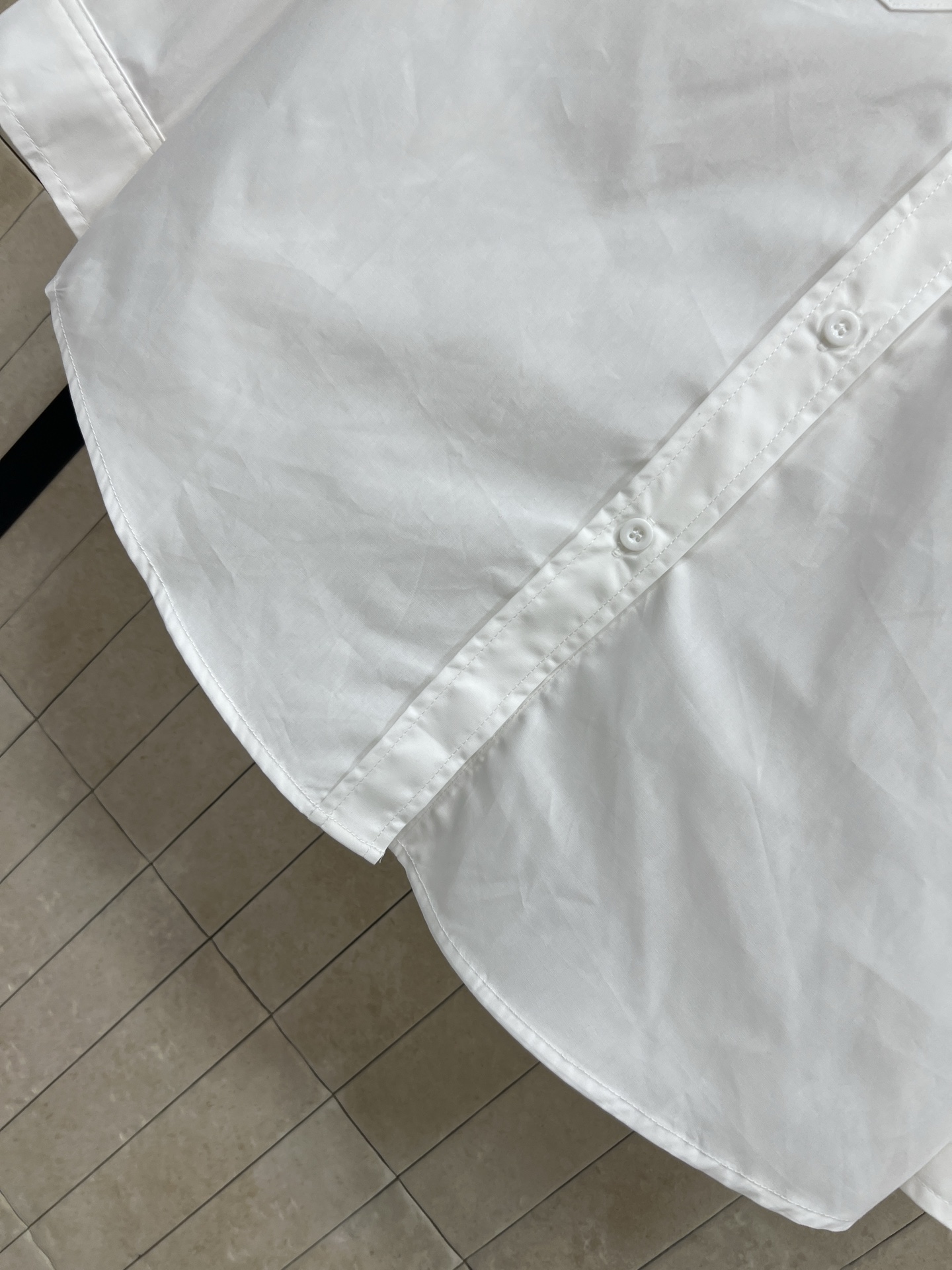 26春夏新款 白色双口袋工装衬衫 宽松版型+纯棉面料 穿着舒适透气 春秋季节超适合！双翻盖口袋配logo