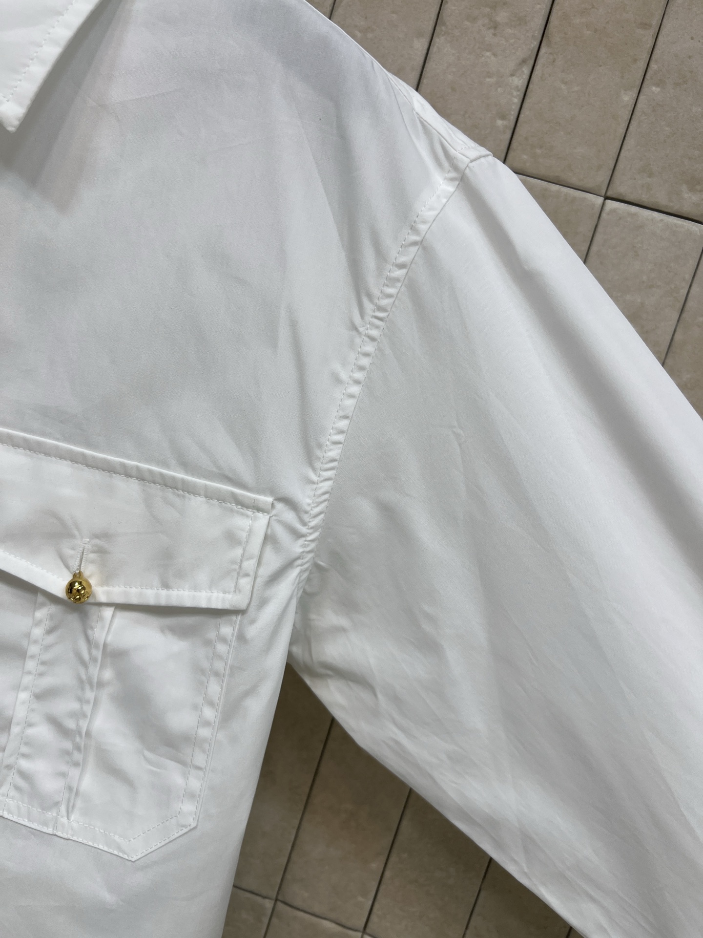 26春夏新款 白色双口袋工装衬衫 宽松版型+纯棉面料 穿着舒适透气 春秋季节超适合！双翻盖口袋配logo